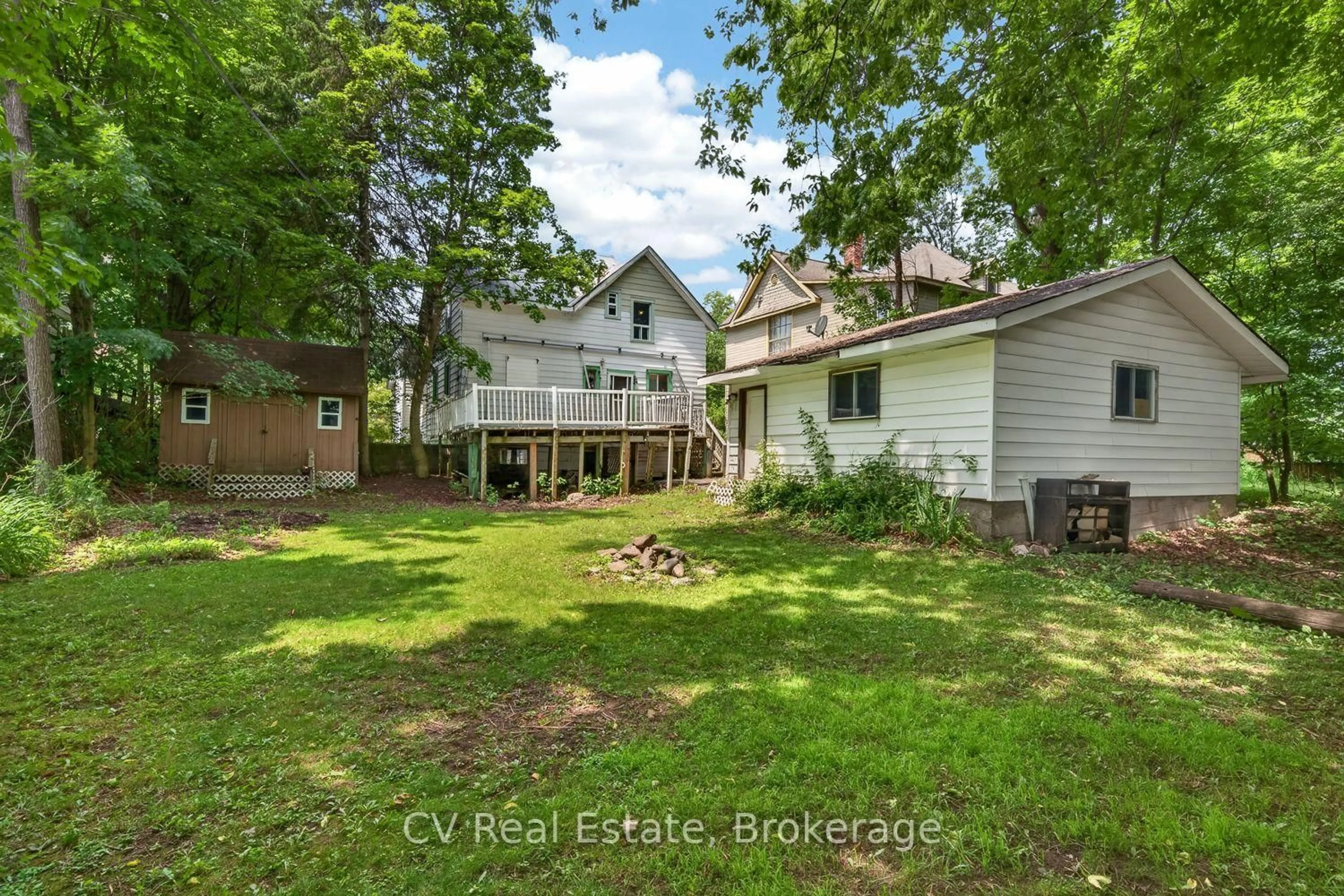 A pic from outside/outdoor area/front of a property/back of a property/a pic from drone, water/lake/river/ocean view for 39 Church St, Parry Sound Ontario P2A 1Y6