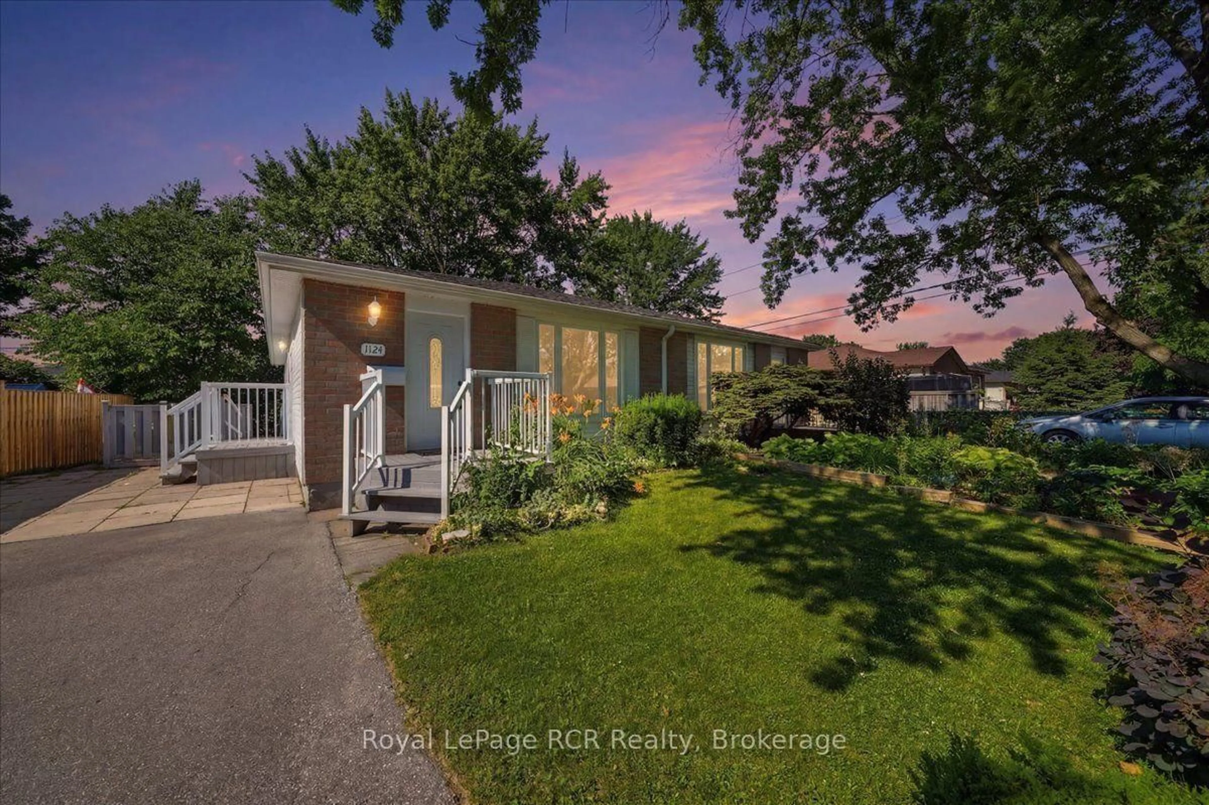 A pic from outside/outdoor area/front of a property/back of a property/a pic from drone, street for 1124 12th St, Owen Sound Ontario N4K 5Y6