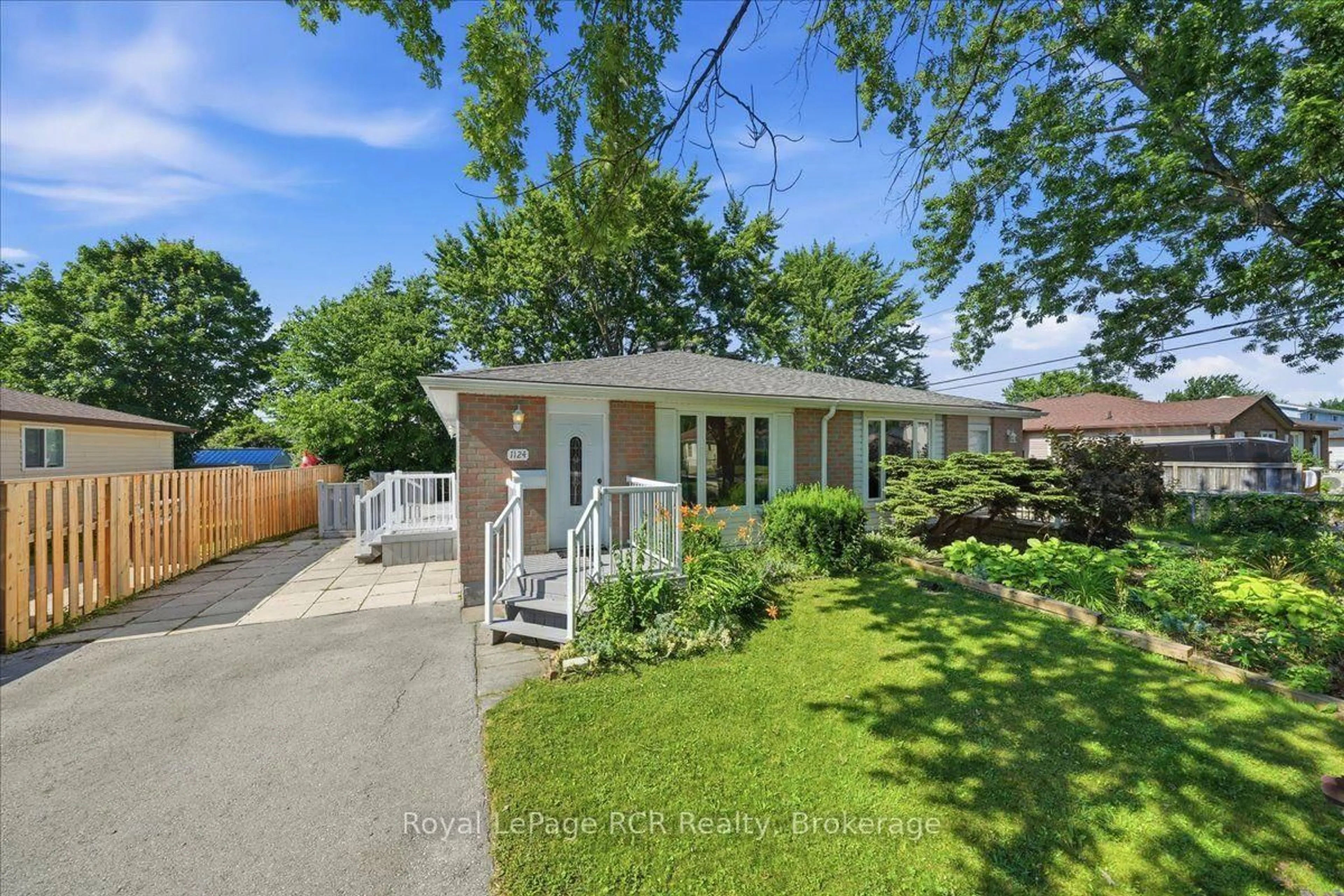 A pic from outside/outdoor area/front of a property/back of a property/a pic from drone, street for 1124 12th St, Owen Sound Ontario N4K 5Y6