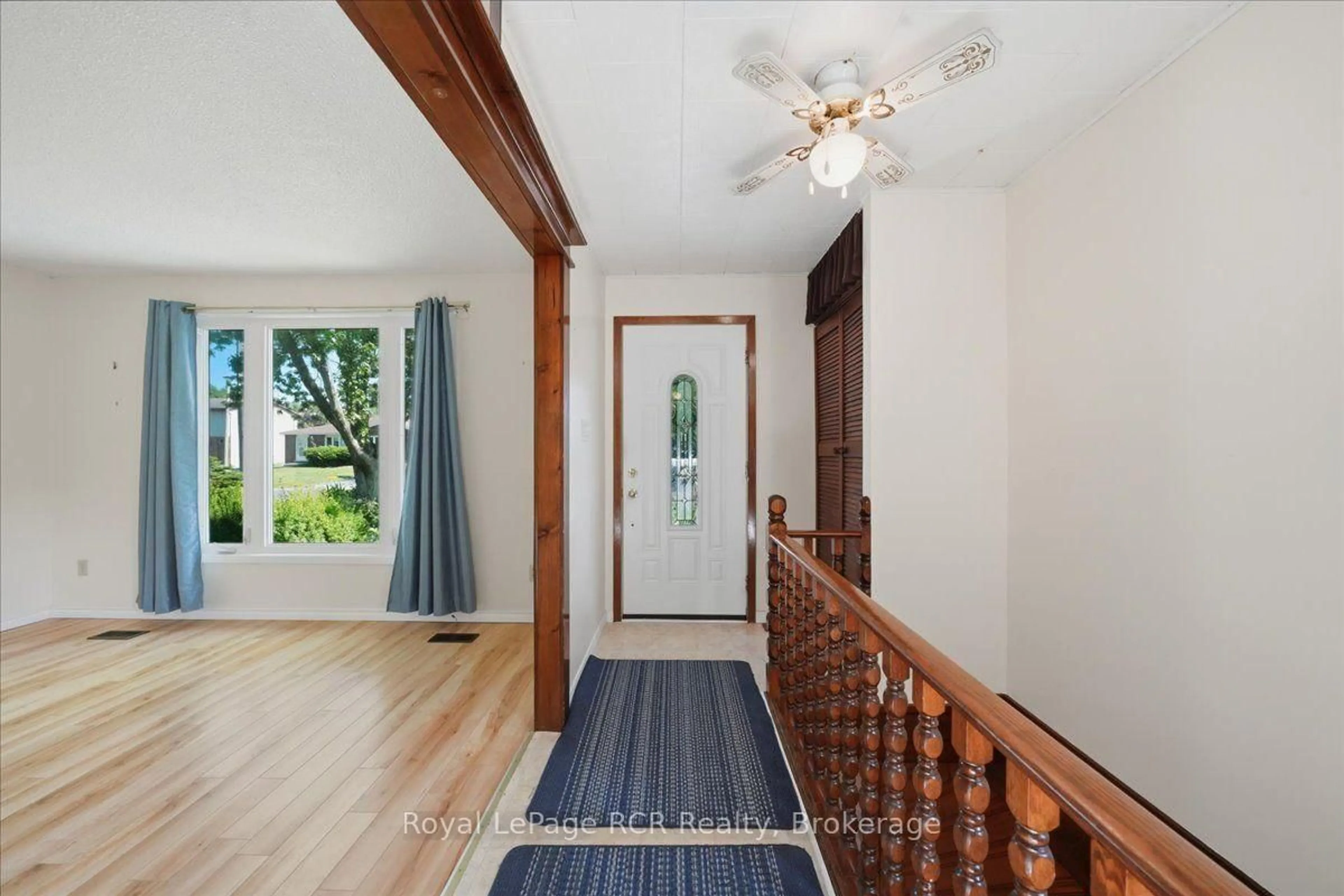 Indoor entryway for 1124 12th St, Owen Sound Ontario N4K 5Y6