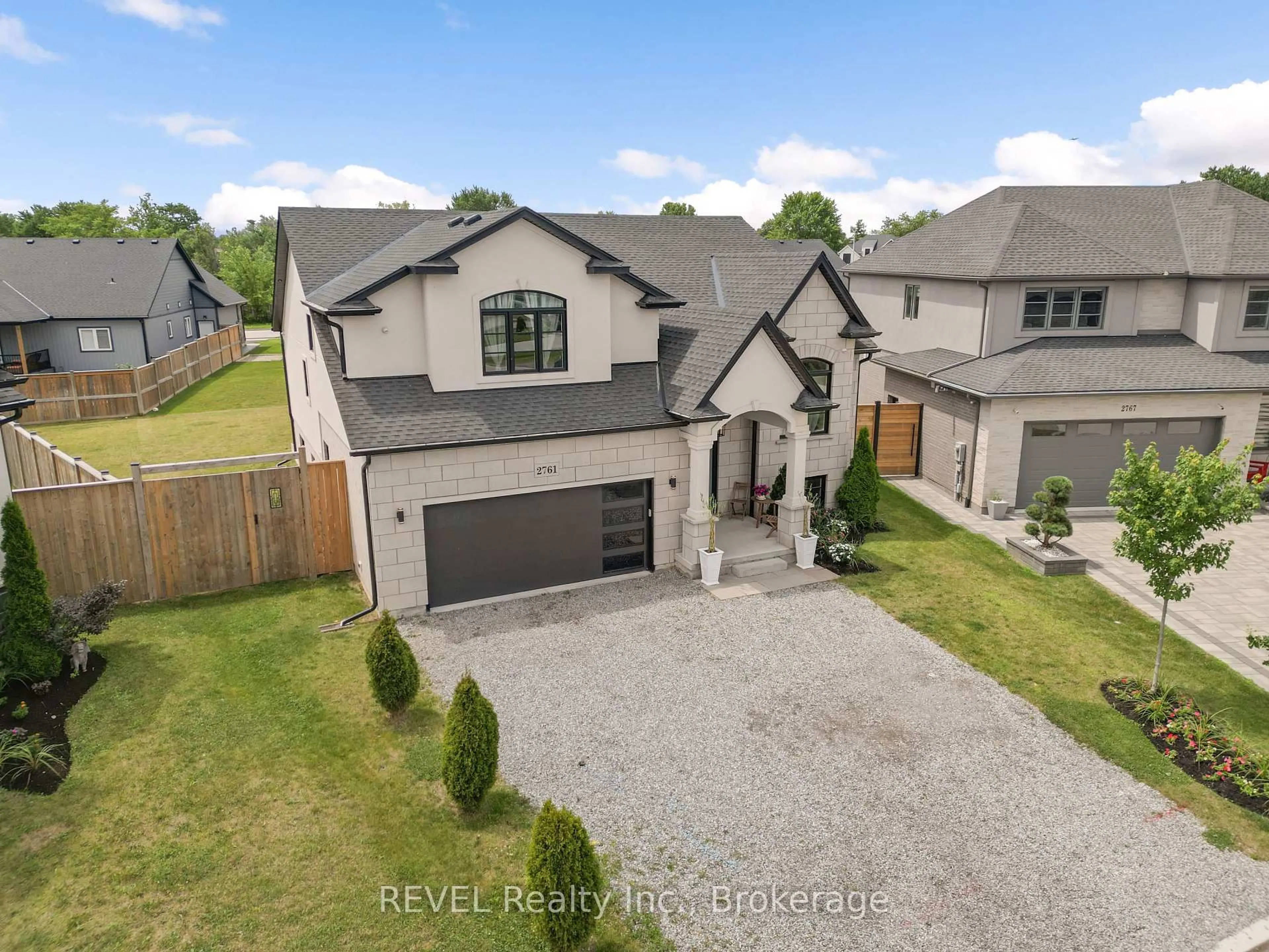 A pic from outside/outdoor area/front of a property/back of a property/a pic from drone, street for 2761 Arrowsmith Crt, Fort Erie Ontario L0S 1S0