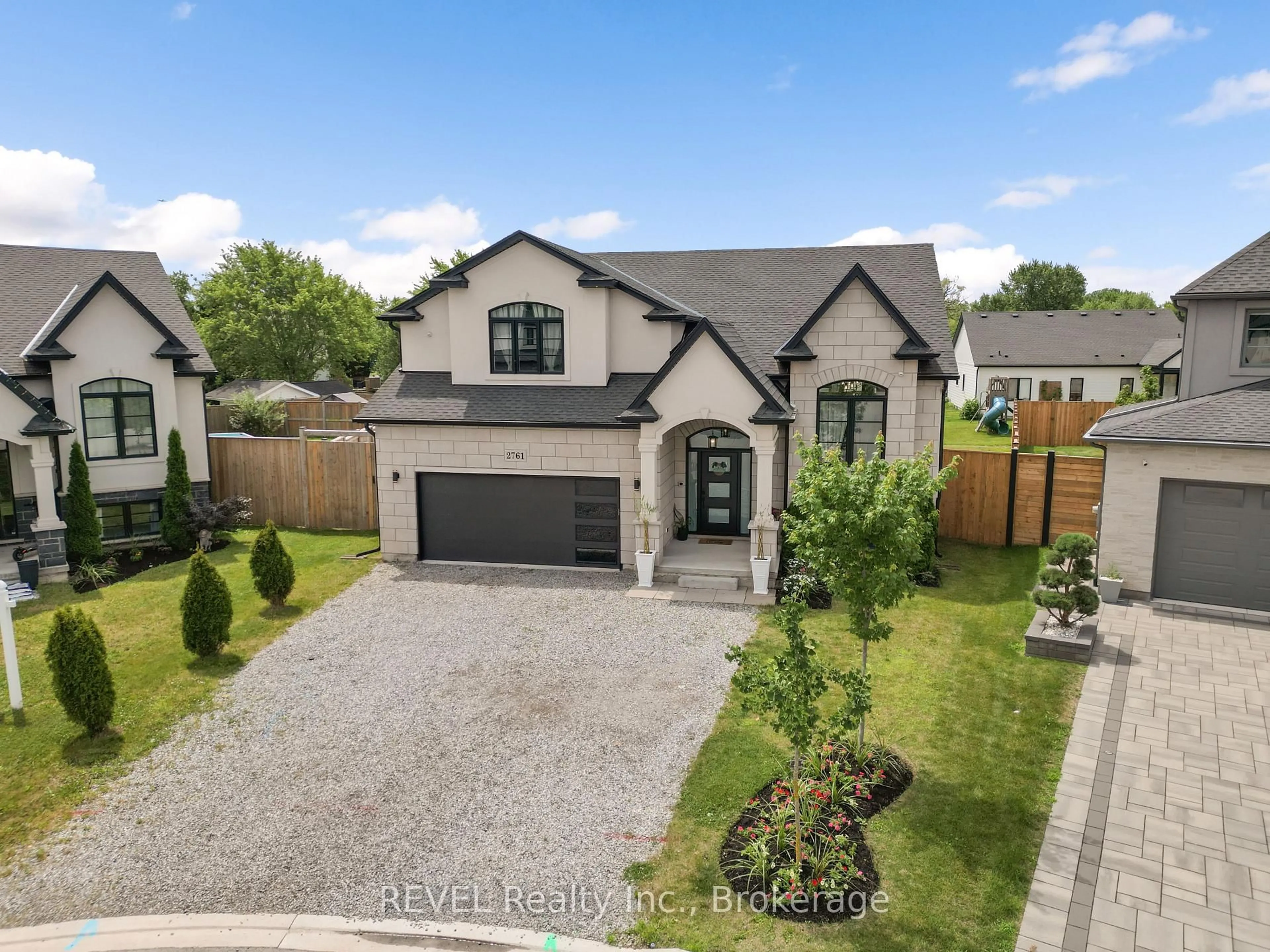 A pic from outside/outdoor area/front of a property/back of a property/a pic from drone, street for 2761 Arrowsmith Crt, Fort Erie Ontario L0S 1S0