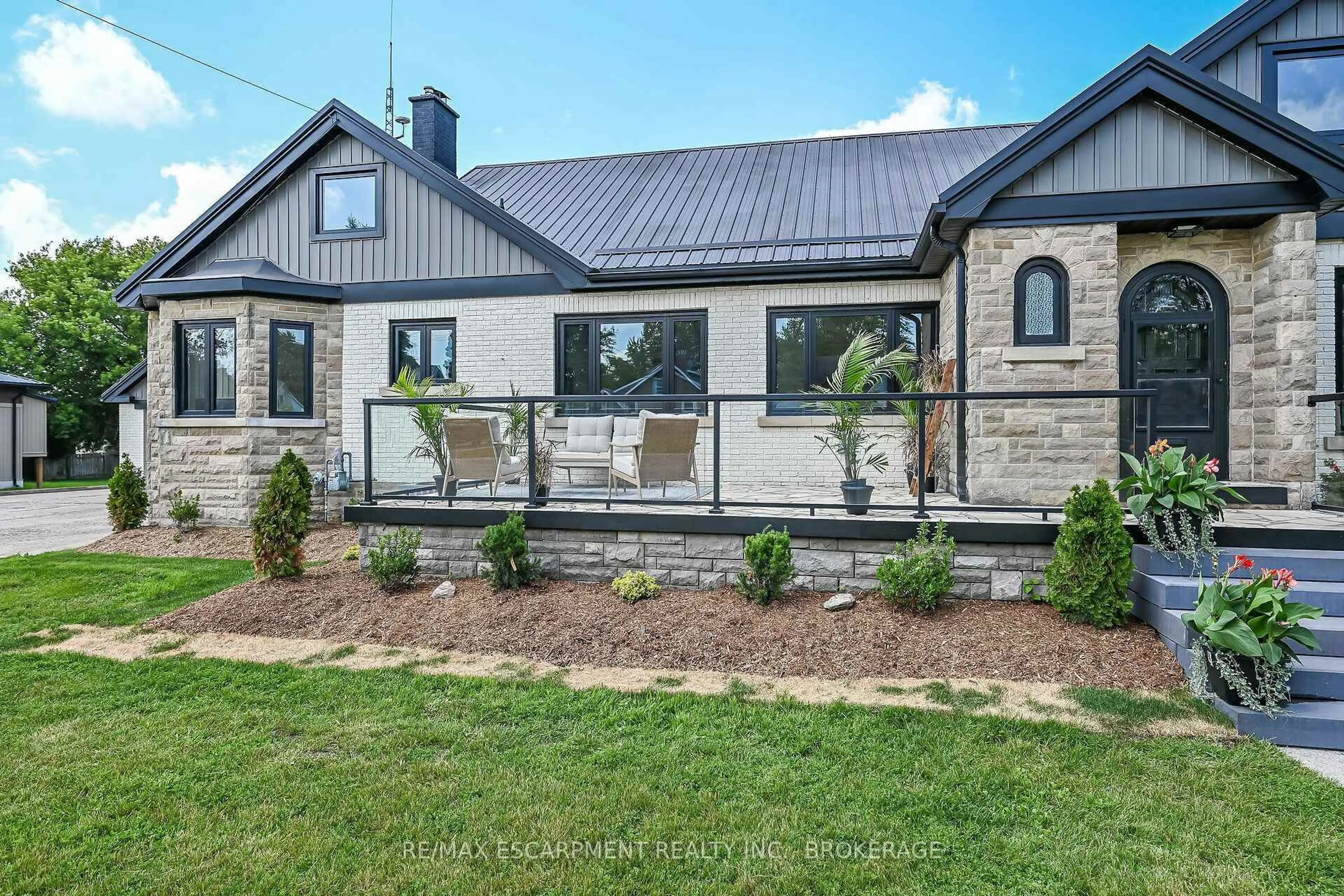 Home with vinyl exterior material, mountain view for 27 Church St, Norfolk Ontario N4B 1T2