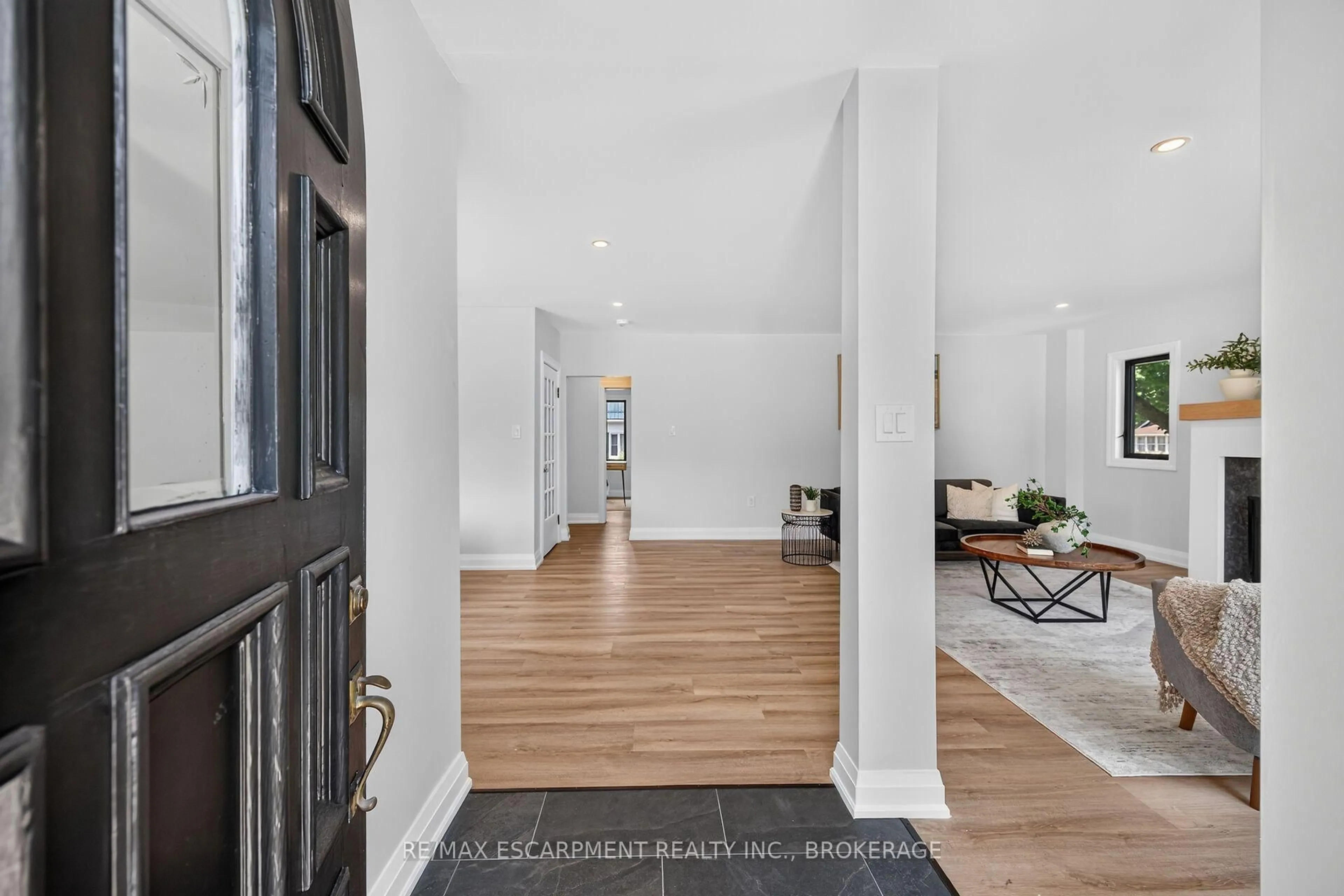 Indoor entryway for 27 Church St, Norfolk Ontario N4B 1T2