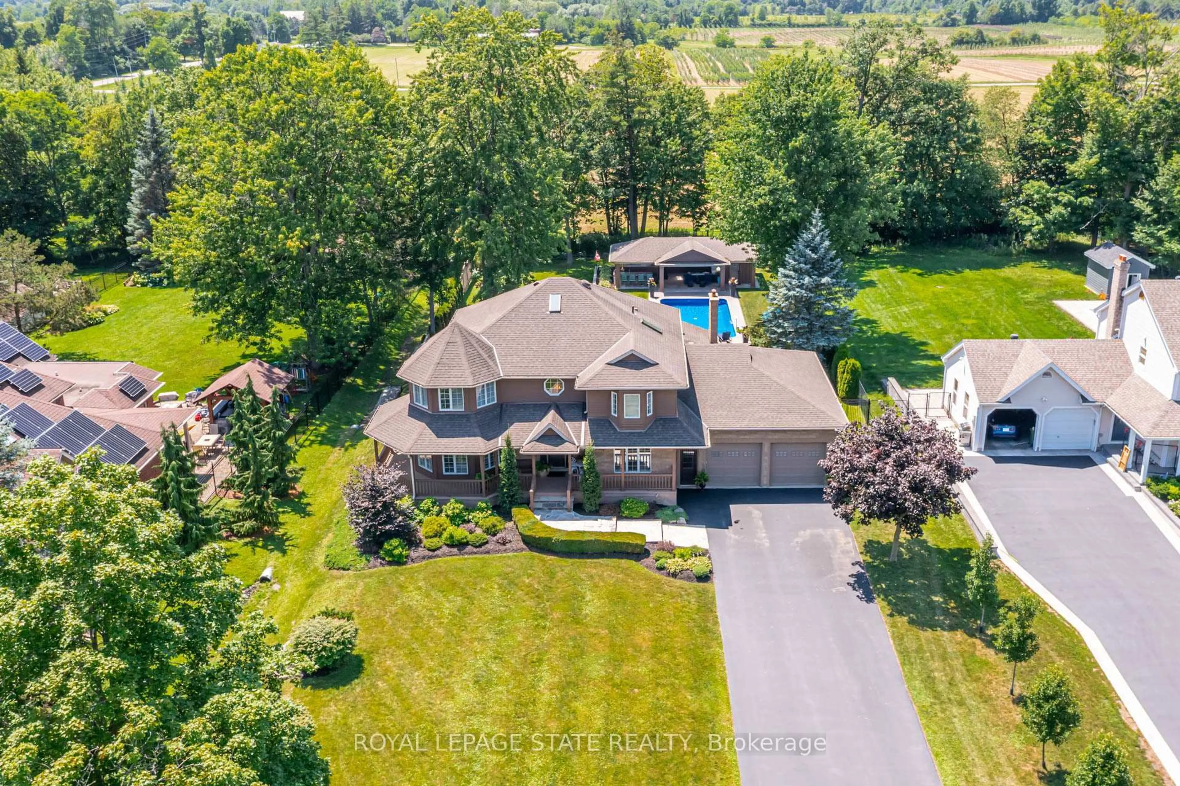 A pic from outside/outdoor area/front of a property/back of a property/a pic from drone, water/lake/river/ocean view for 994 Courtland Dr, Hamilton Ontario L9G 3L1