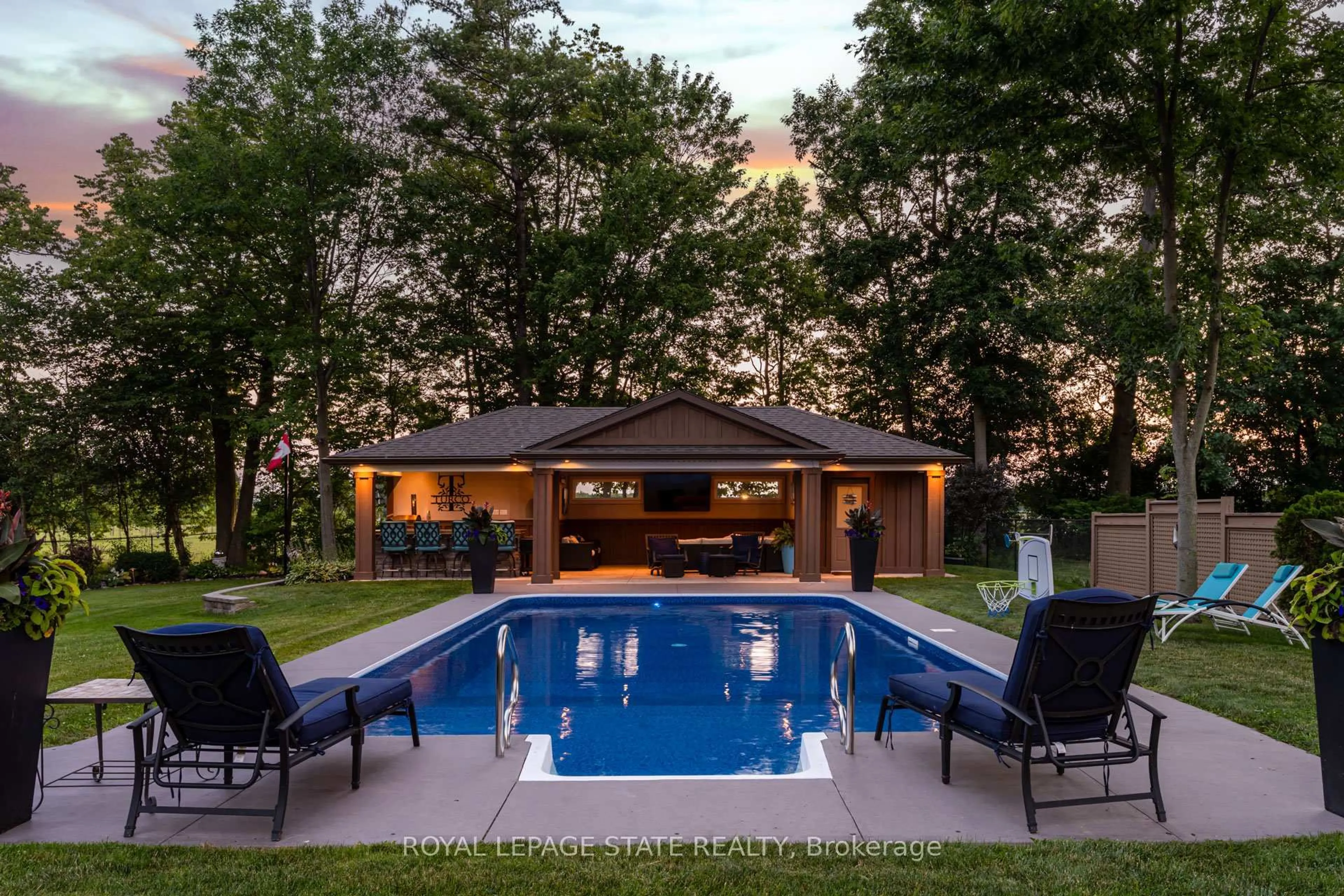 Pool for 994 Courtland Dr, Hamilton Ontario L9G 3L1