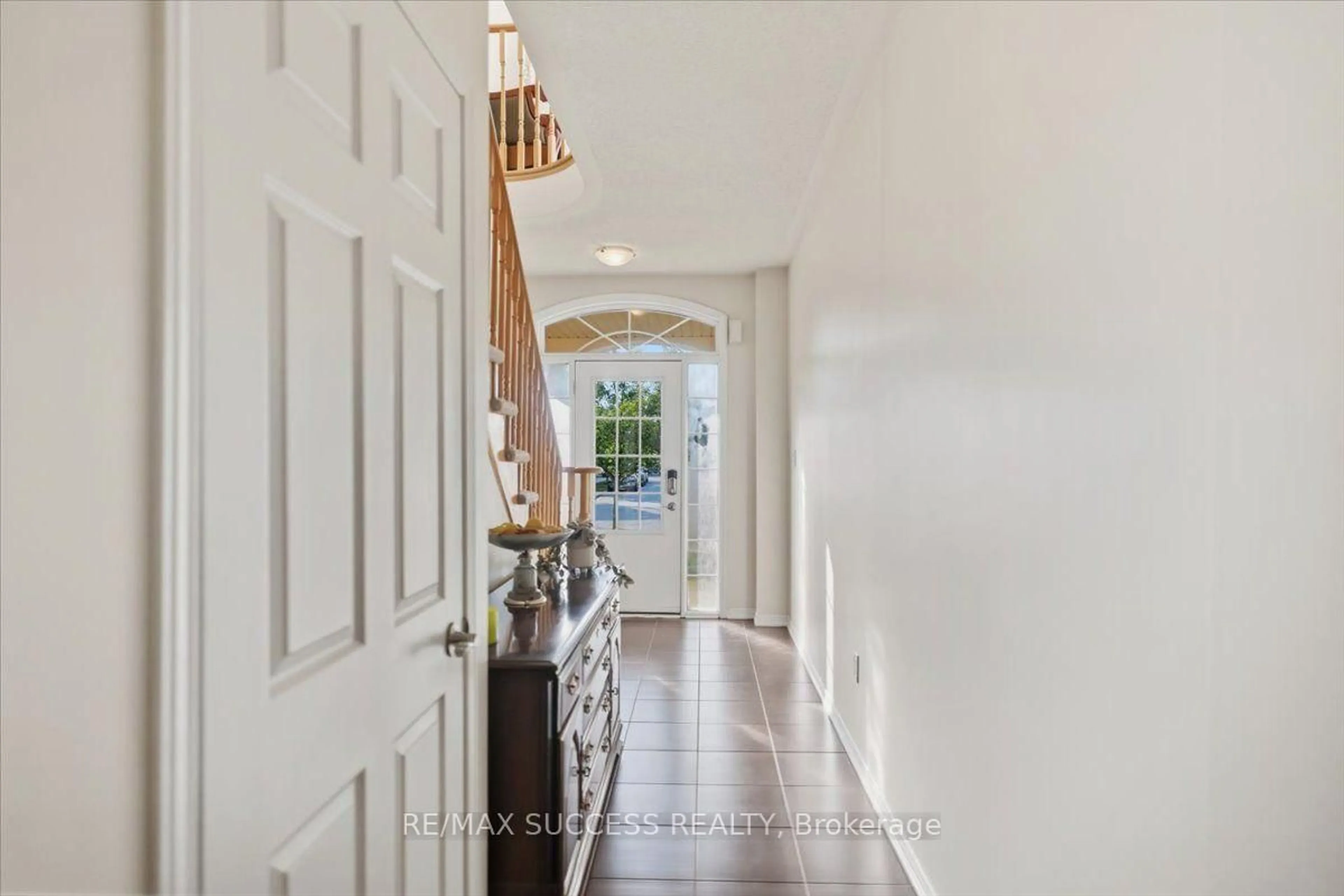 Indoor entryway for 205 Nisbet Blvd, Hamilton Ontario L0R 2H9