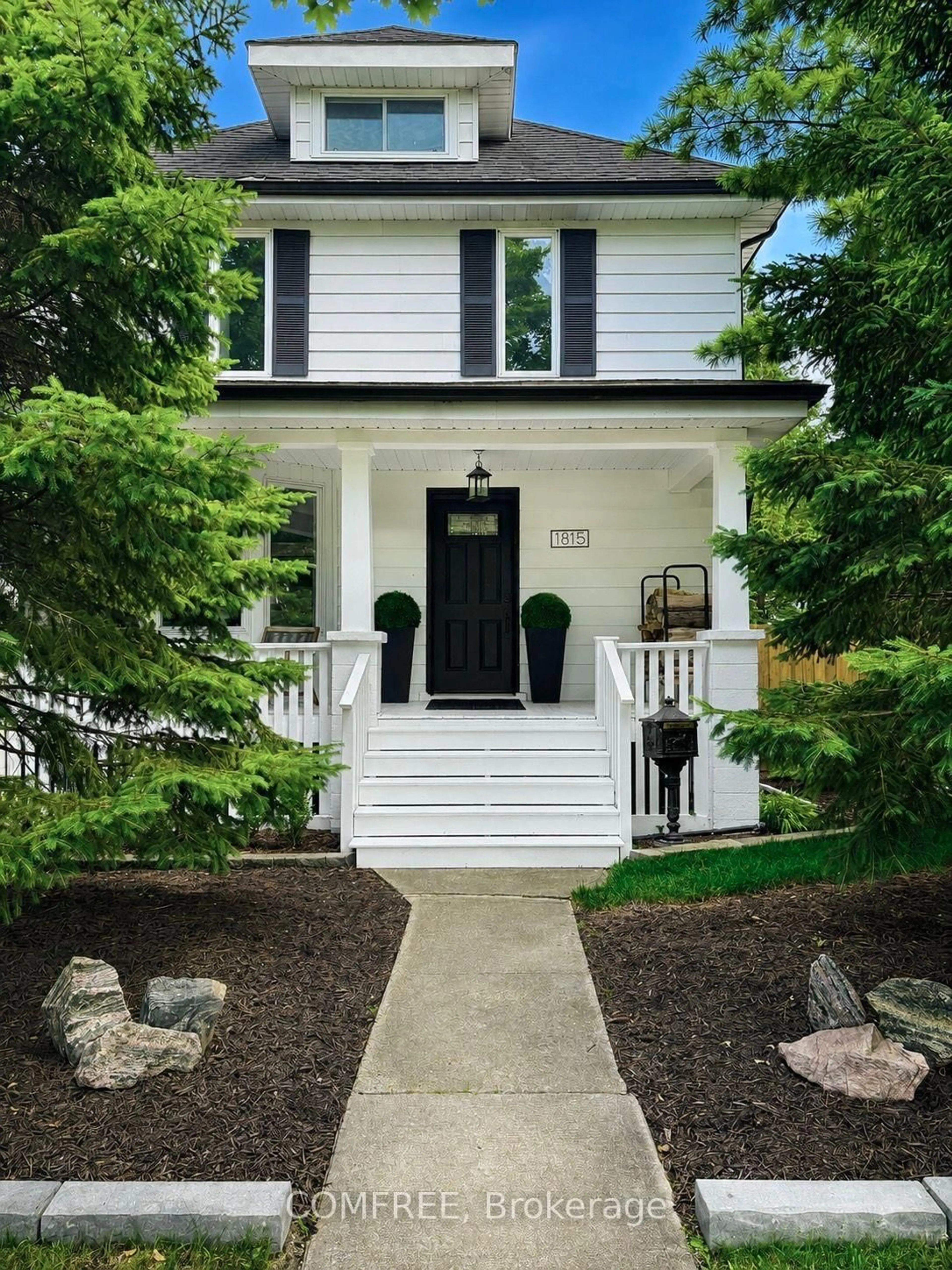 Home with vinyl exterior material, street for 1815 Iroquois St, Out of Area Ontario N8Y 1S1