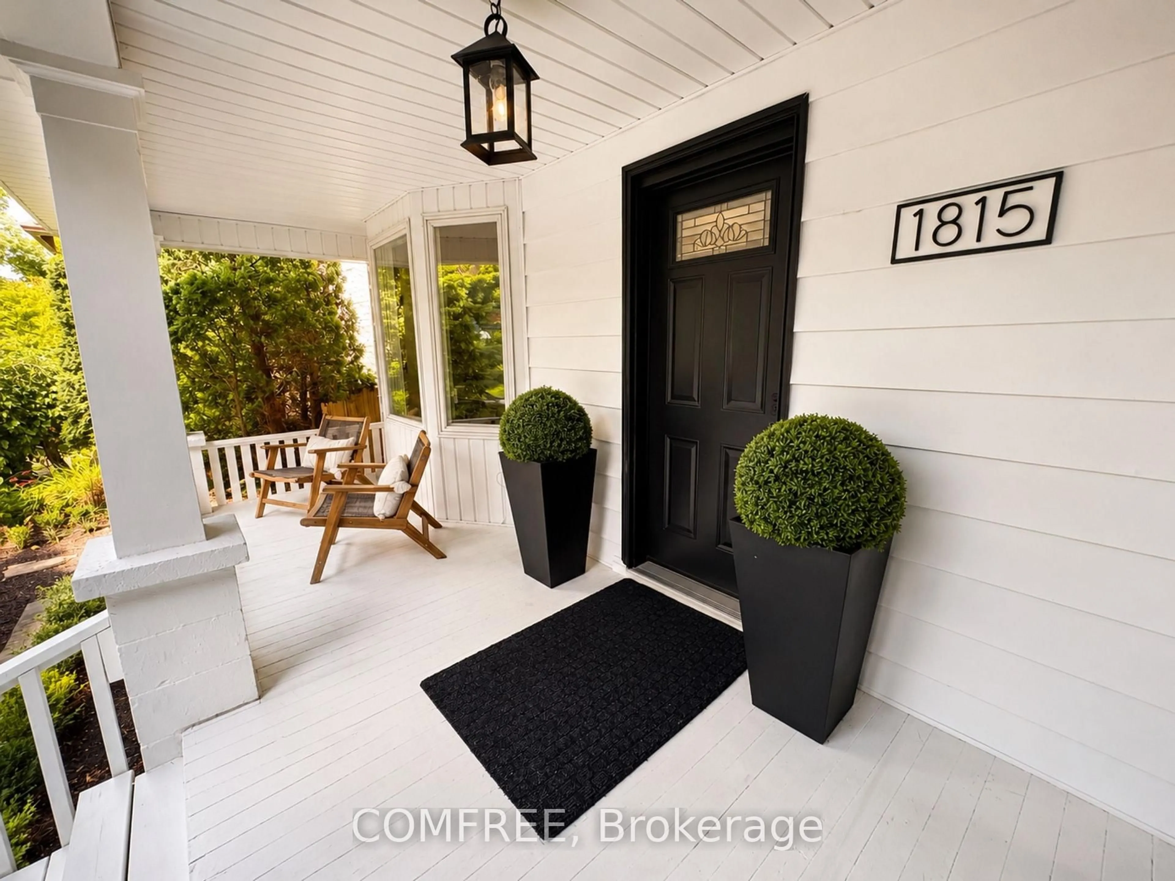 Indoor entryway for 1815 Iroquois St, Out of Area Ontario N8Y 1S1