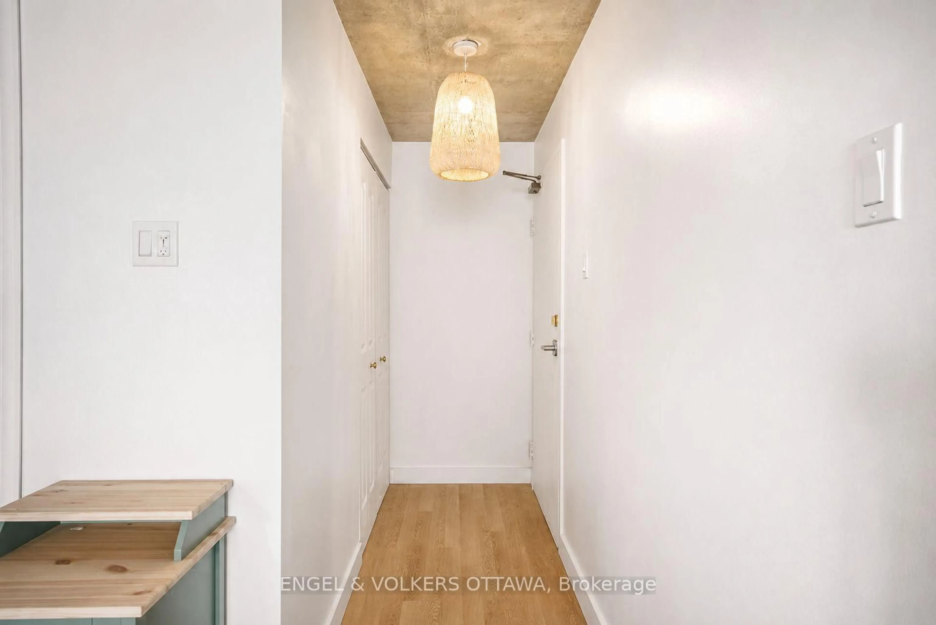 Indoor entryway for 475 Laurier Ave #1602, Ottawa Ontario K1R 7X1