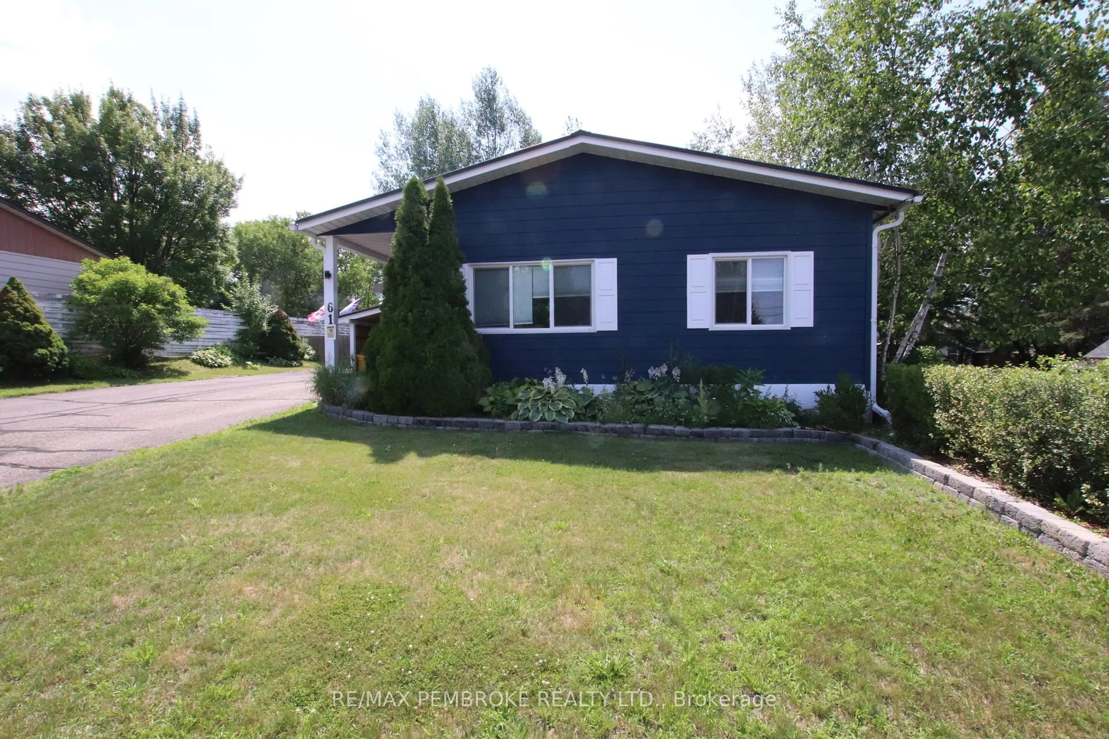 Home with vinyl exterior material, street for 61 DORAN Rd, Petawawa Ontario K8H 1R3