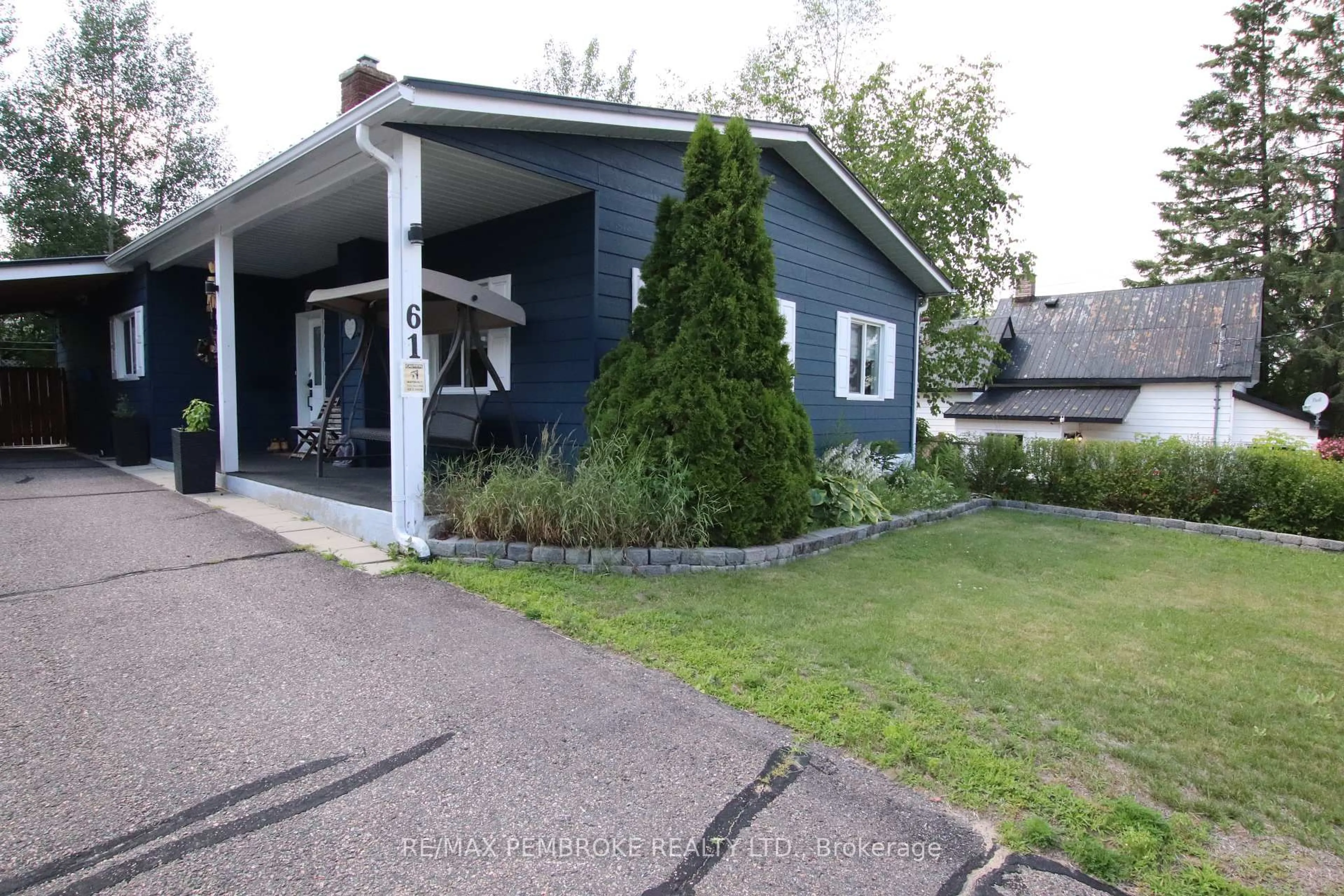 Home with vinyl exterior material, street for 61 DORAN Rd, Petawawa Ontario K8H 1R3