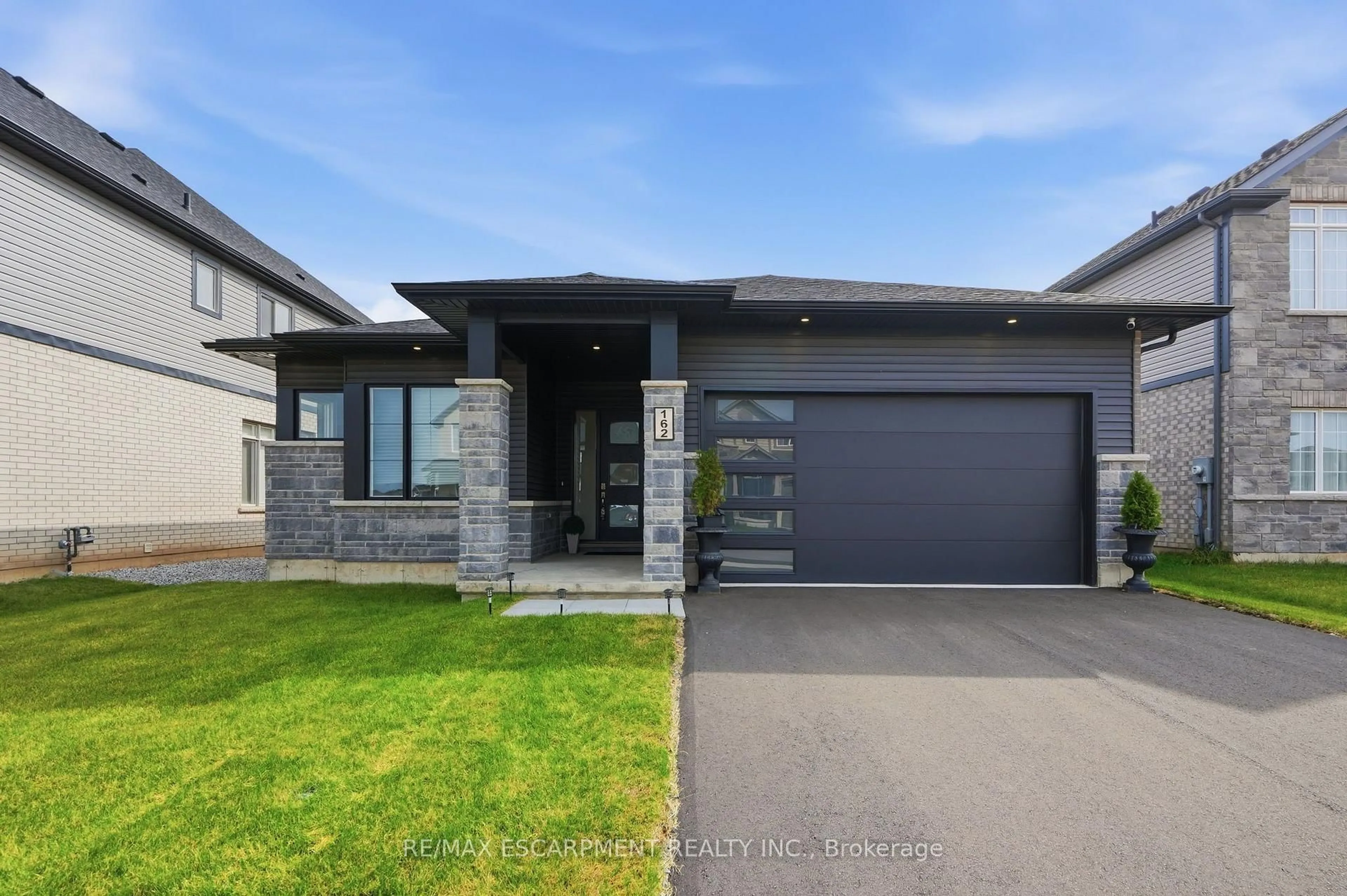 Home with brick exterior material, street for 162 Westcott Rd, Welland Ontario L3C 0K9