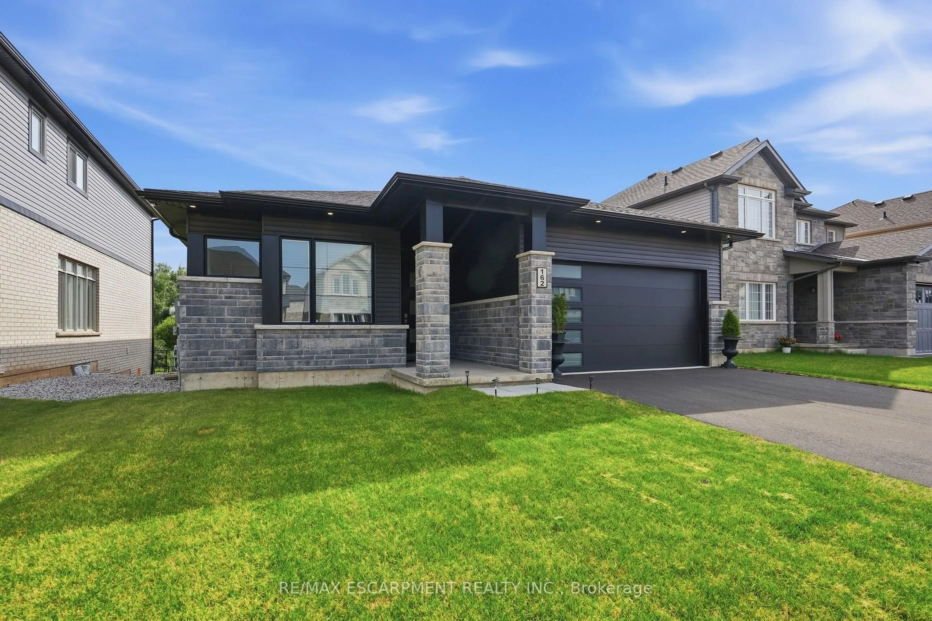 Home with brick exterior material, street for 162 Westcott Rd, Welland Ontario L3C 0K9