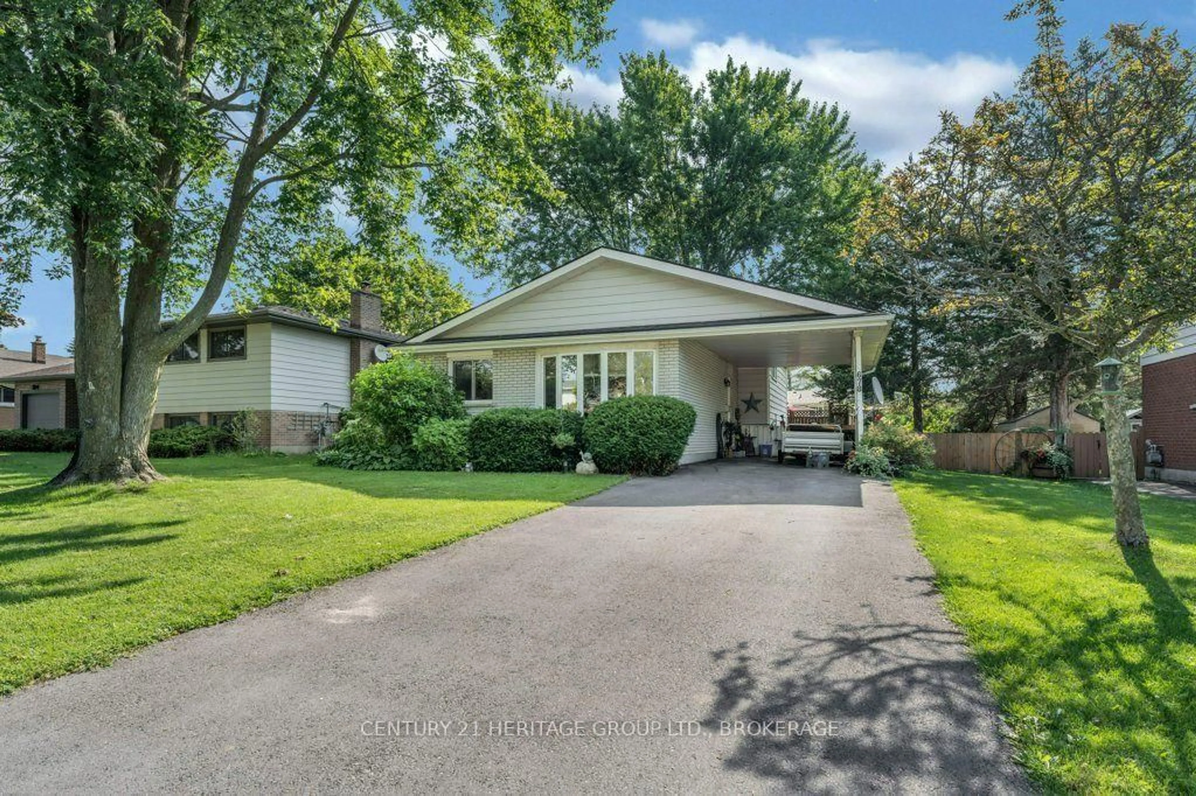 Home with vinyl exterior material, street for 678 Carnaby St, Kingston Ontario K7M 5M7