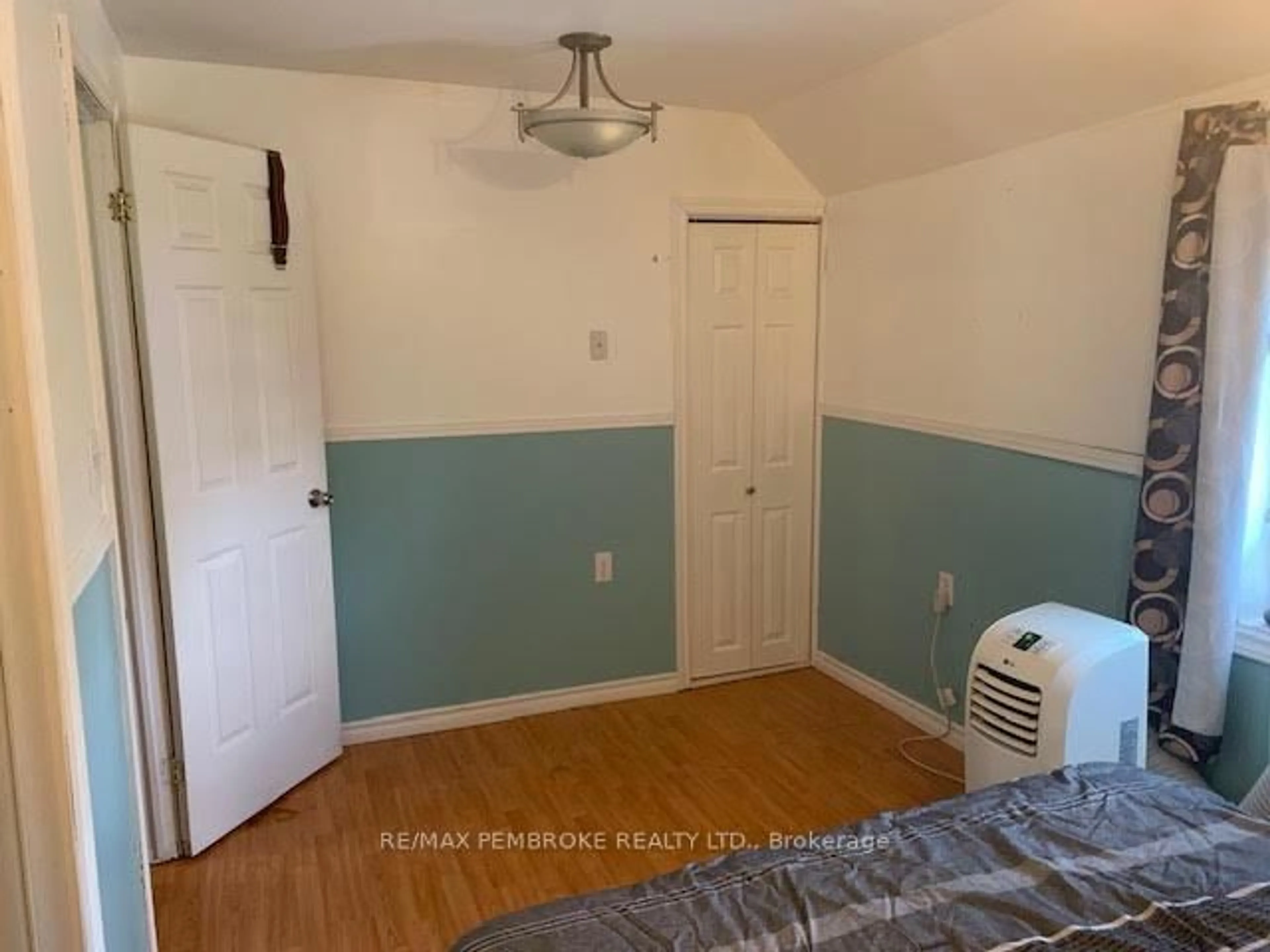 A pic of a room for 454 Norman St, Pembroke Ontario K8A 4A5