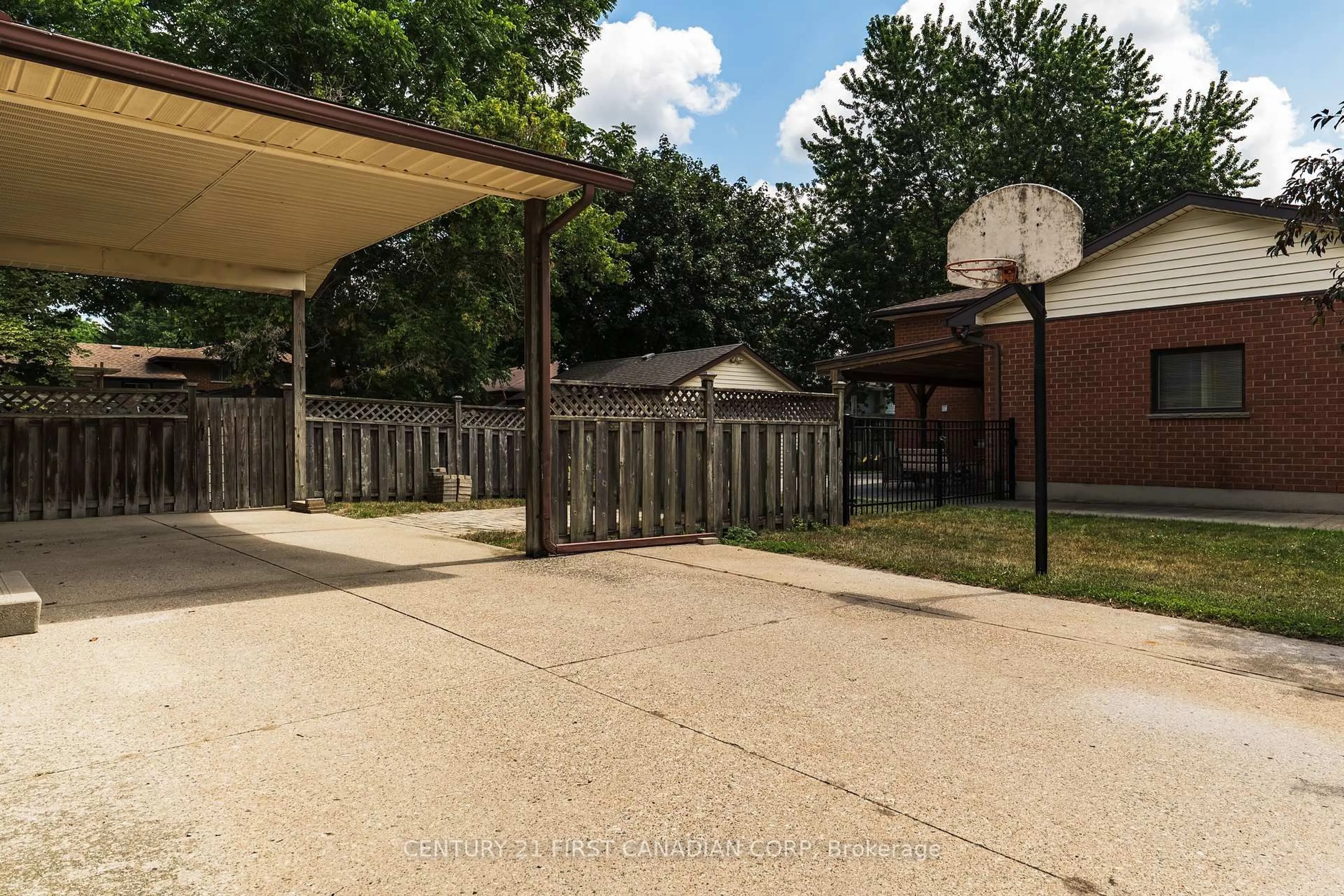 Patio, street for 45 Westgate Ave, Strathroy-Caradoc Ontario N7G 3S9