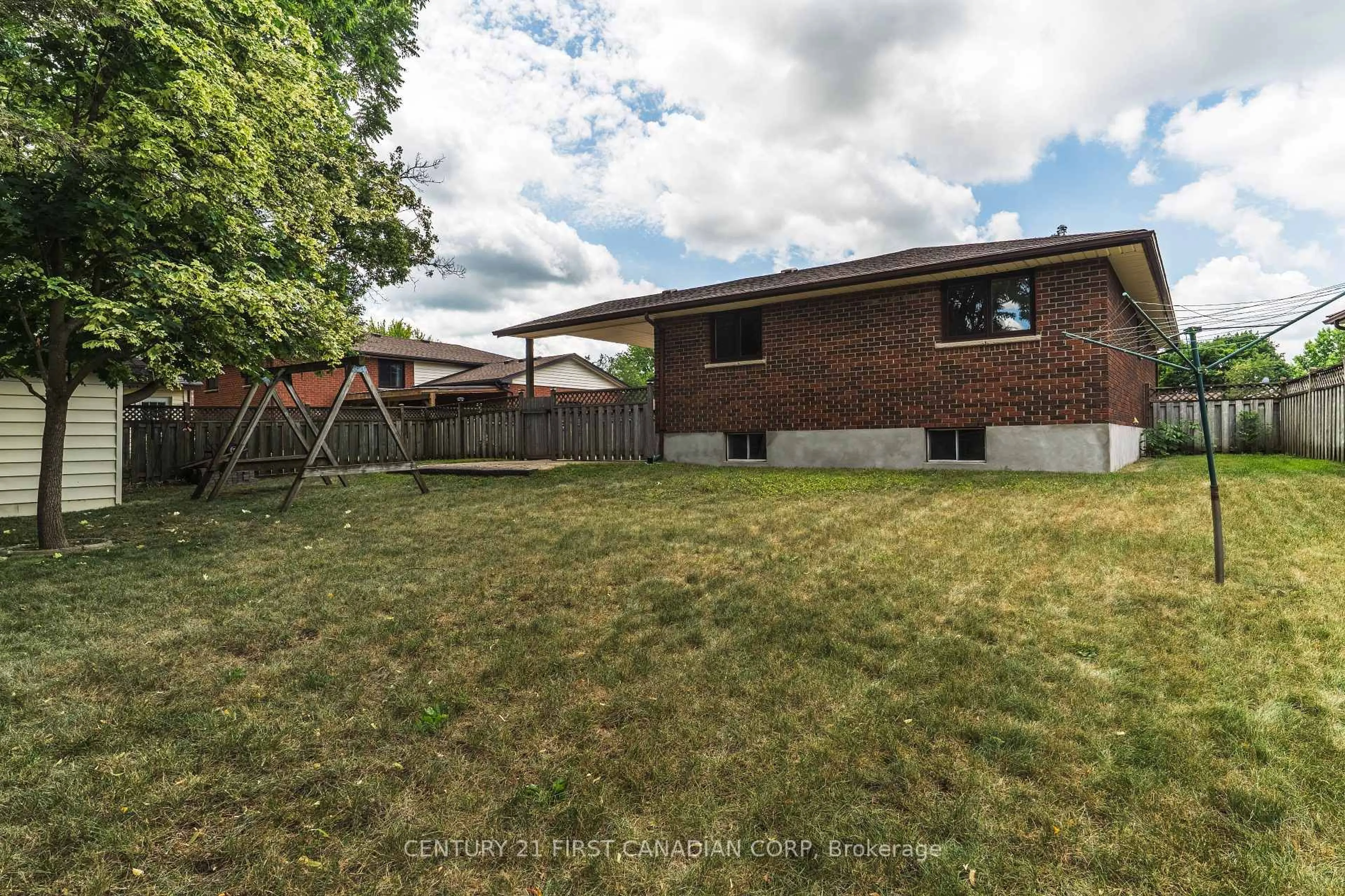 A pic from outside/outdoor area/front of a property/back of a property/a pic from drone, unknown for 45 Westgate Ave, Strathroy-Caradoc Ontario N7G 3S9