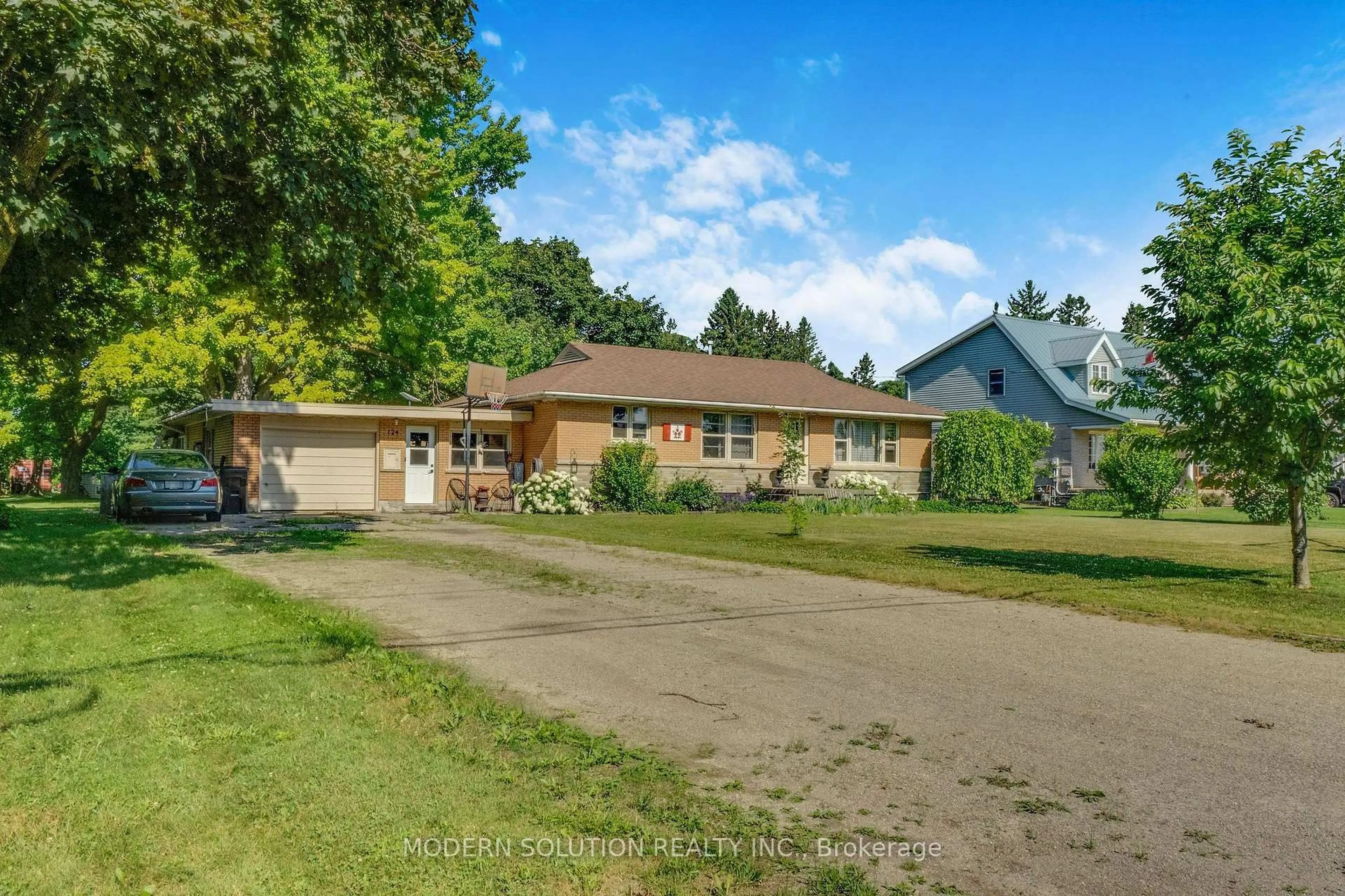 A pic from outside/outdoor area/front of a property/back of a property/a pic from drone, street for 124 Northside Dr, Kitchener Ontario N0B 2N0