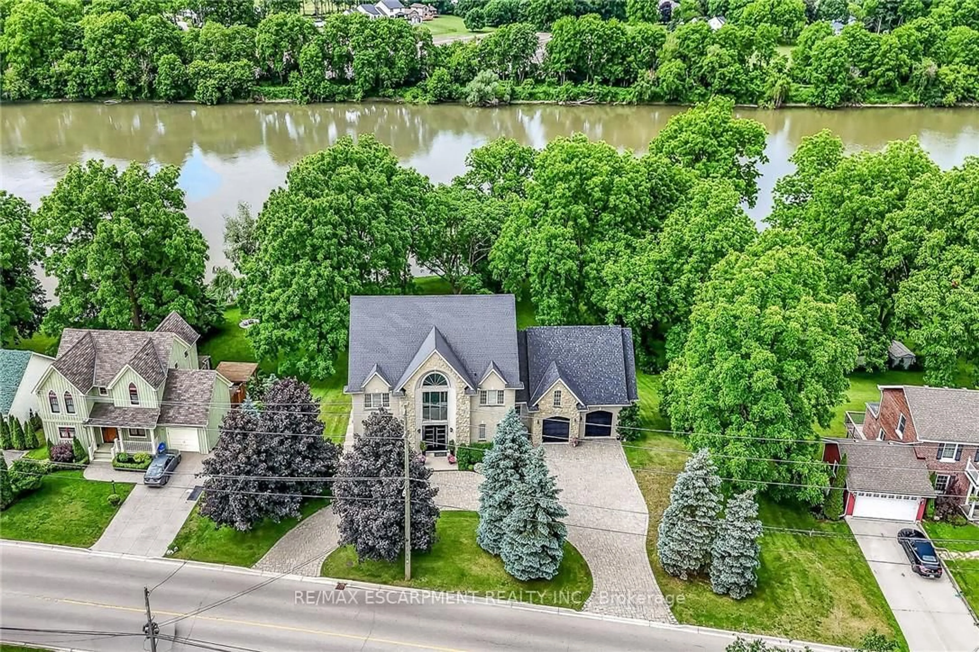 A pic from outside/outdoor area/front of a property/back of a property/a pic from drone, water/lake/river/ocean view for 397 Caithness St, Haldimand Ontario N3W 1C8