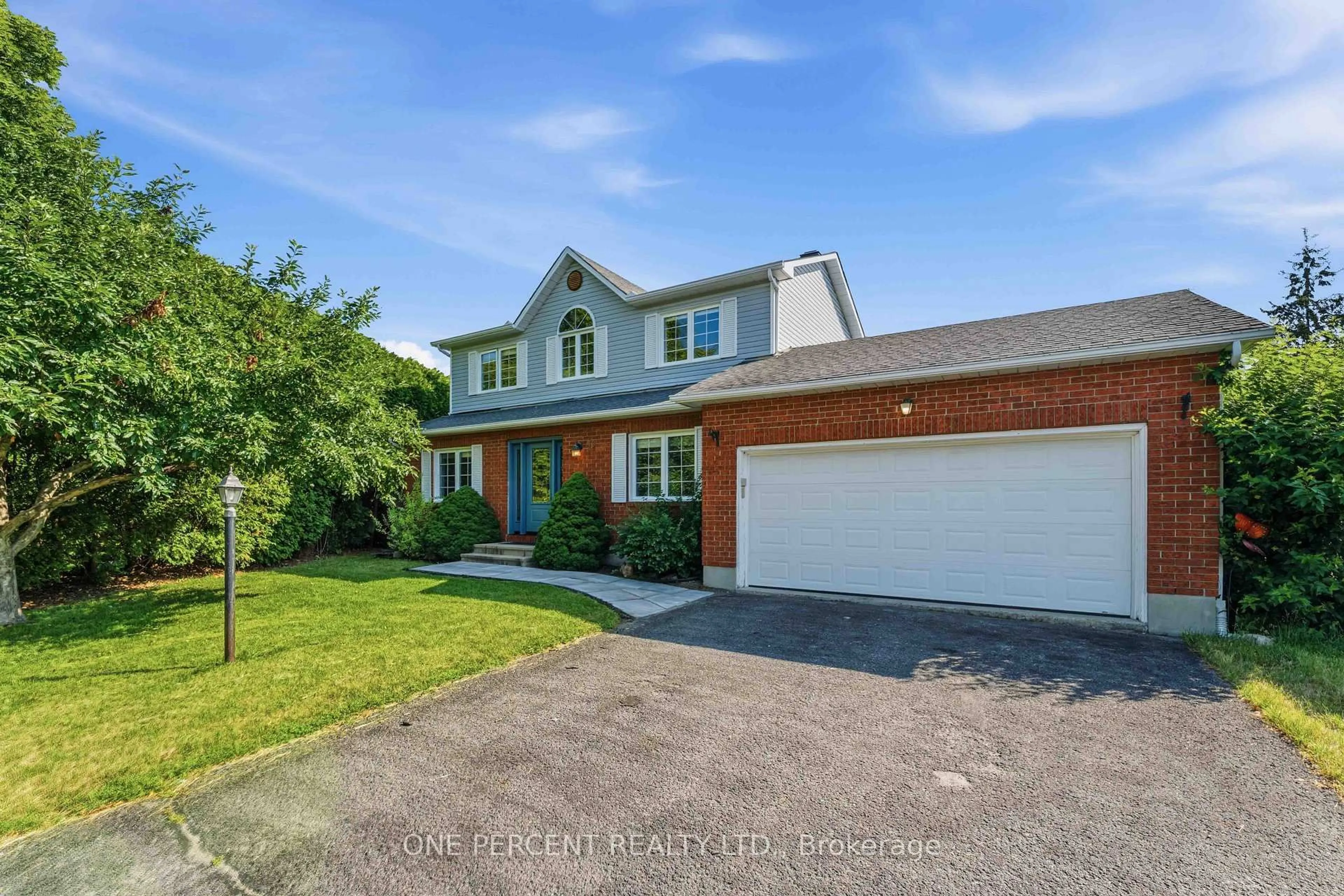 A pic from outside/outdoor area/front of a property/back of a property/a pic from drone, street for 19 Amy St, Stittsville Ontario K2S 1L7