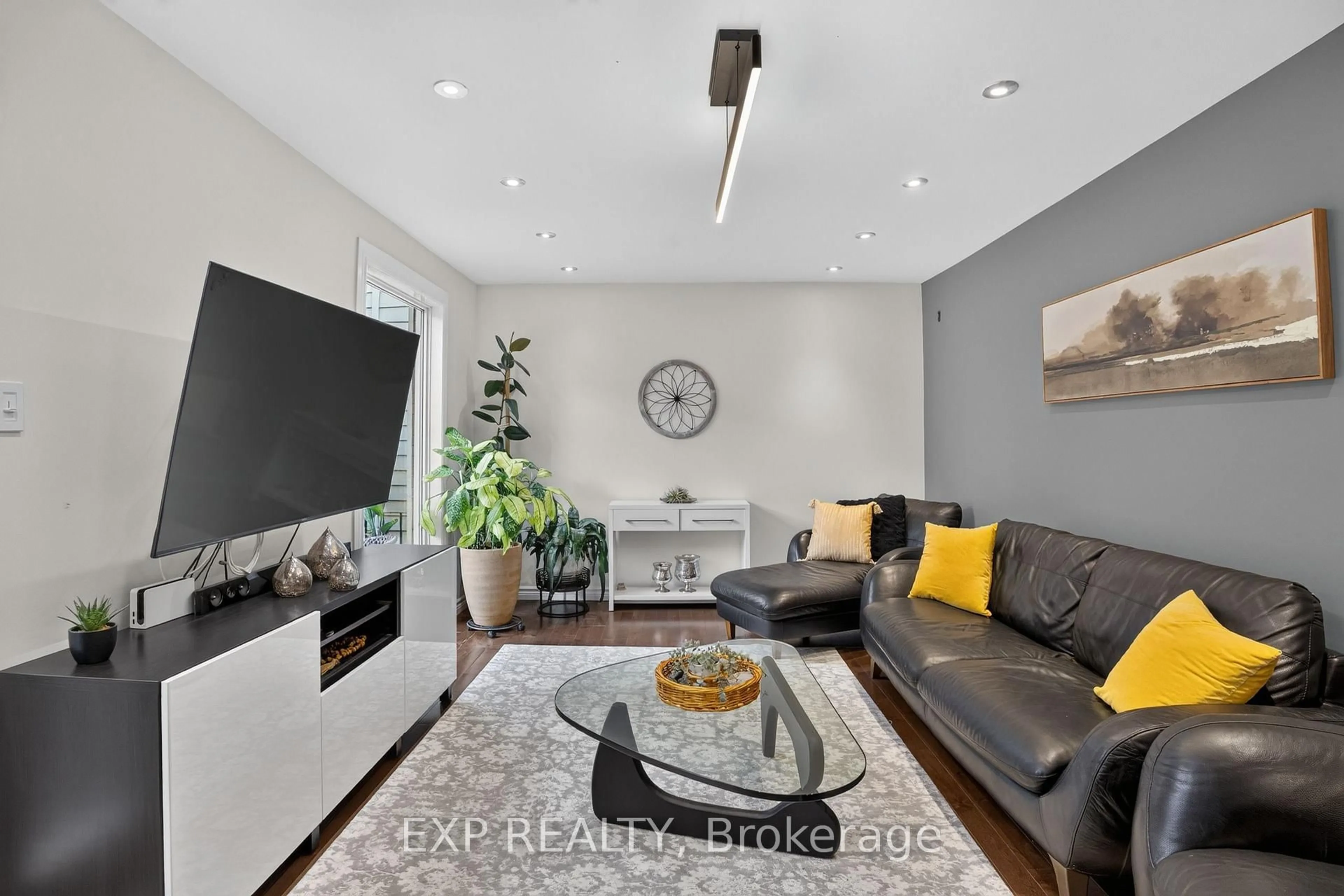 Living room with furniture, unknown for 2490 Regina St, Ottawa Ontario K2B 6X5