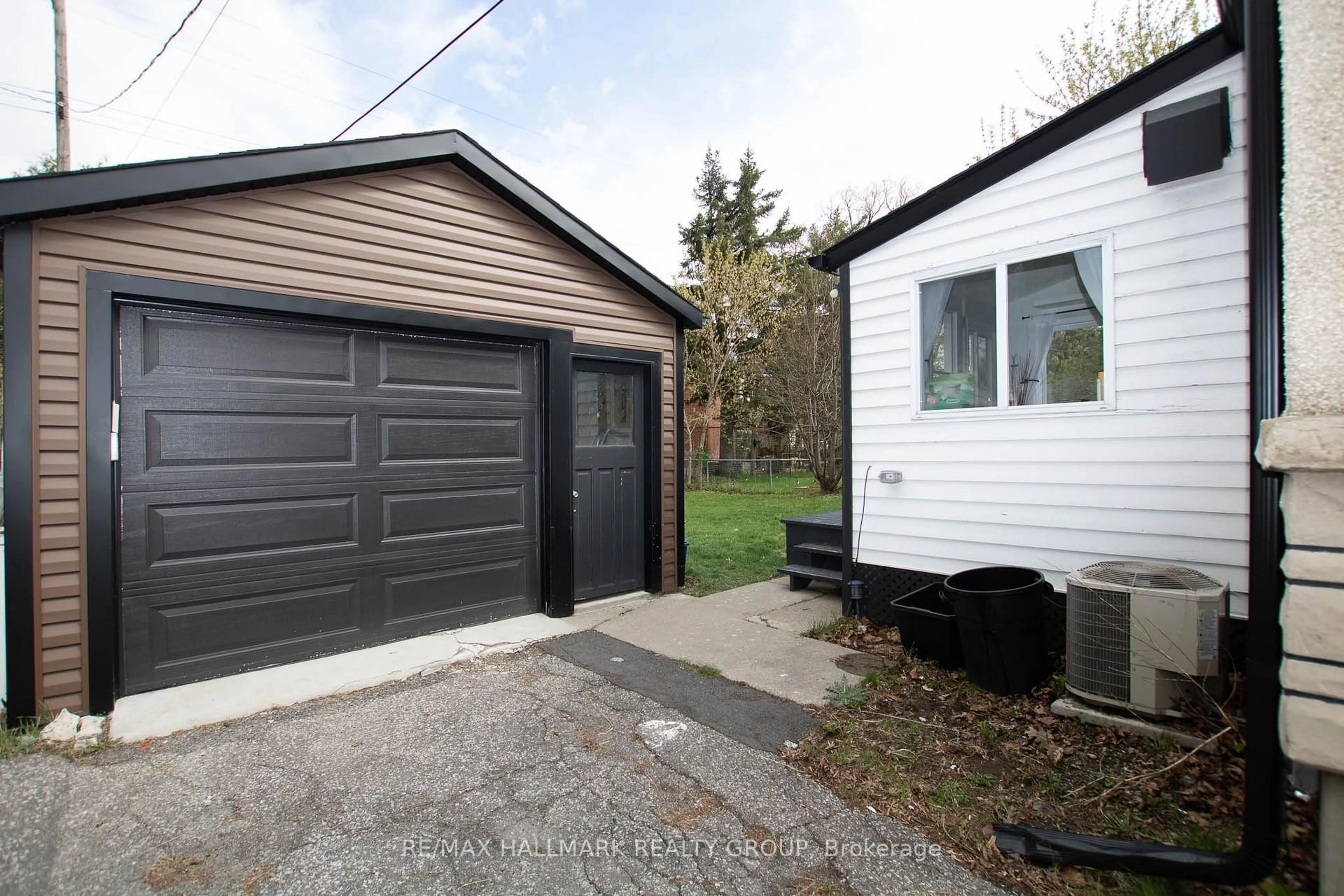 Shed for 929 Merivale Rd, Ottawa Ontario K1Z 5Z7