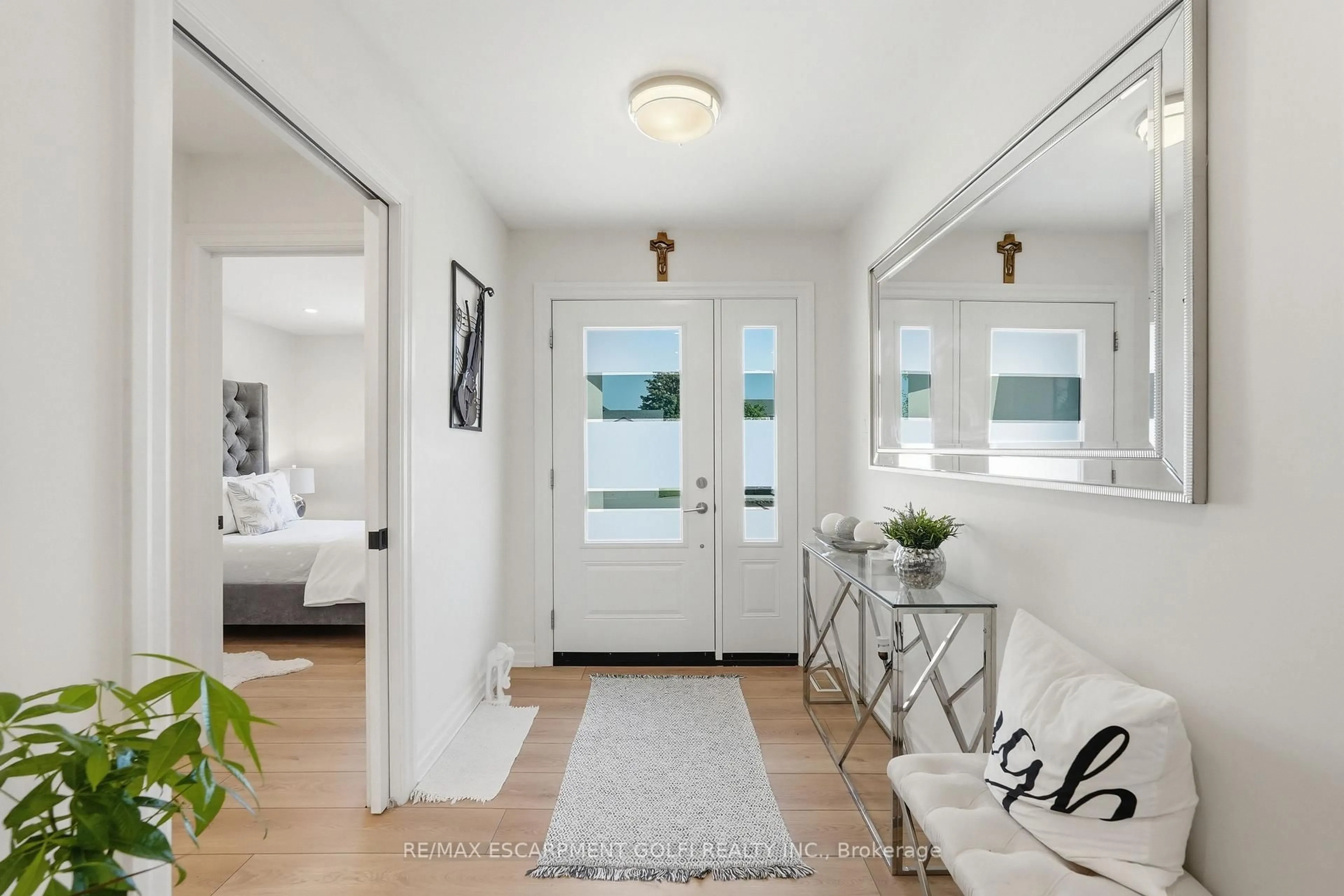 Indoor entryway for 12 Cheval Dr, Grimsby Ontario L3M 4P9