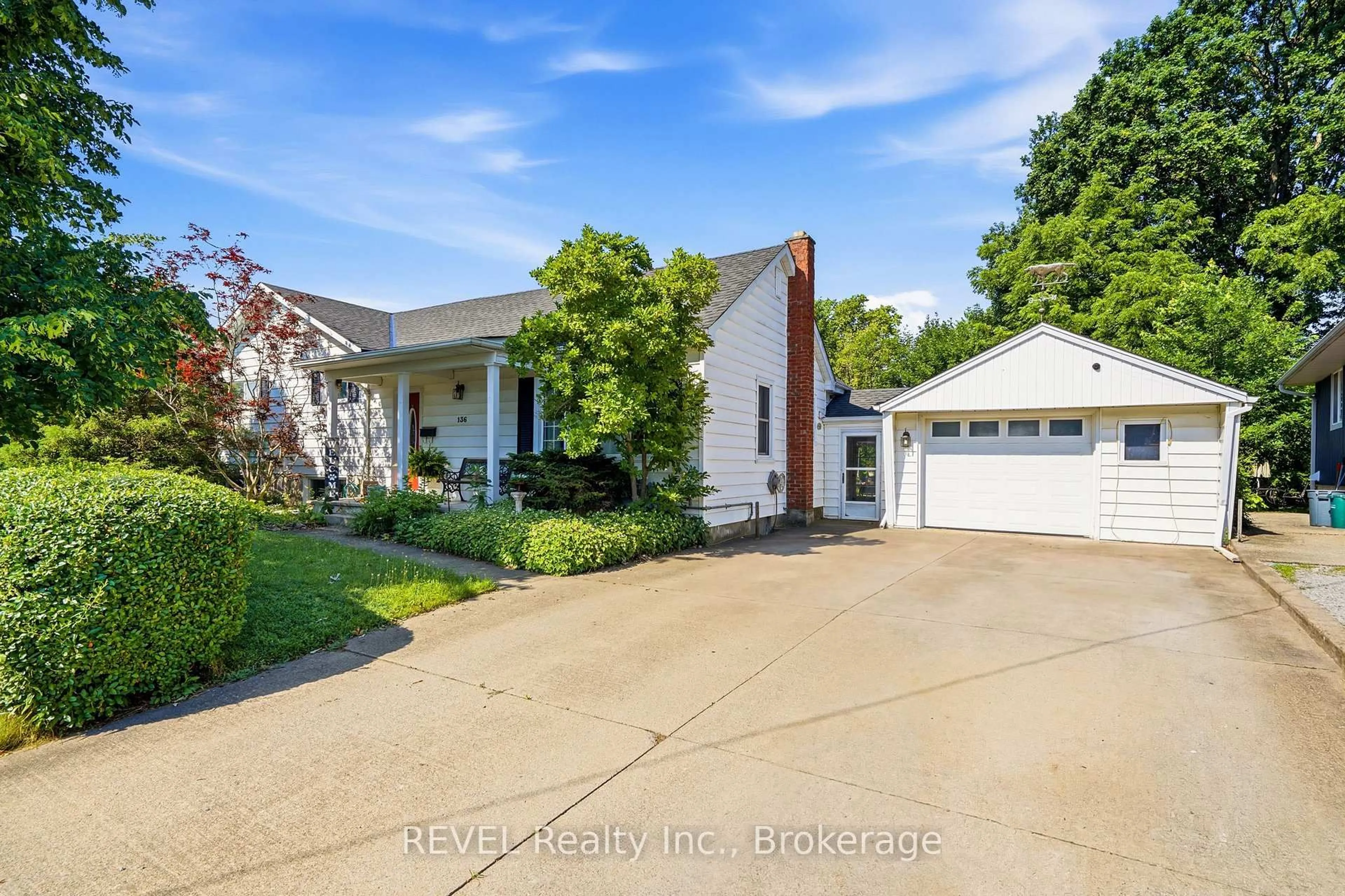 A pic from outside/outdoor area/front of a property/back of a property/a pic from drone, street for 136 Powerview Ave, St. Catharines Ontario L2S 1X4