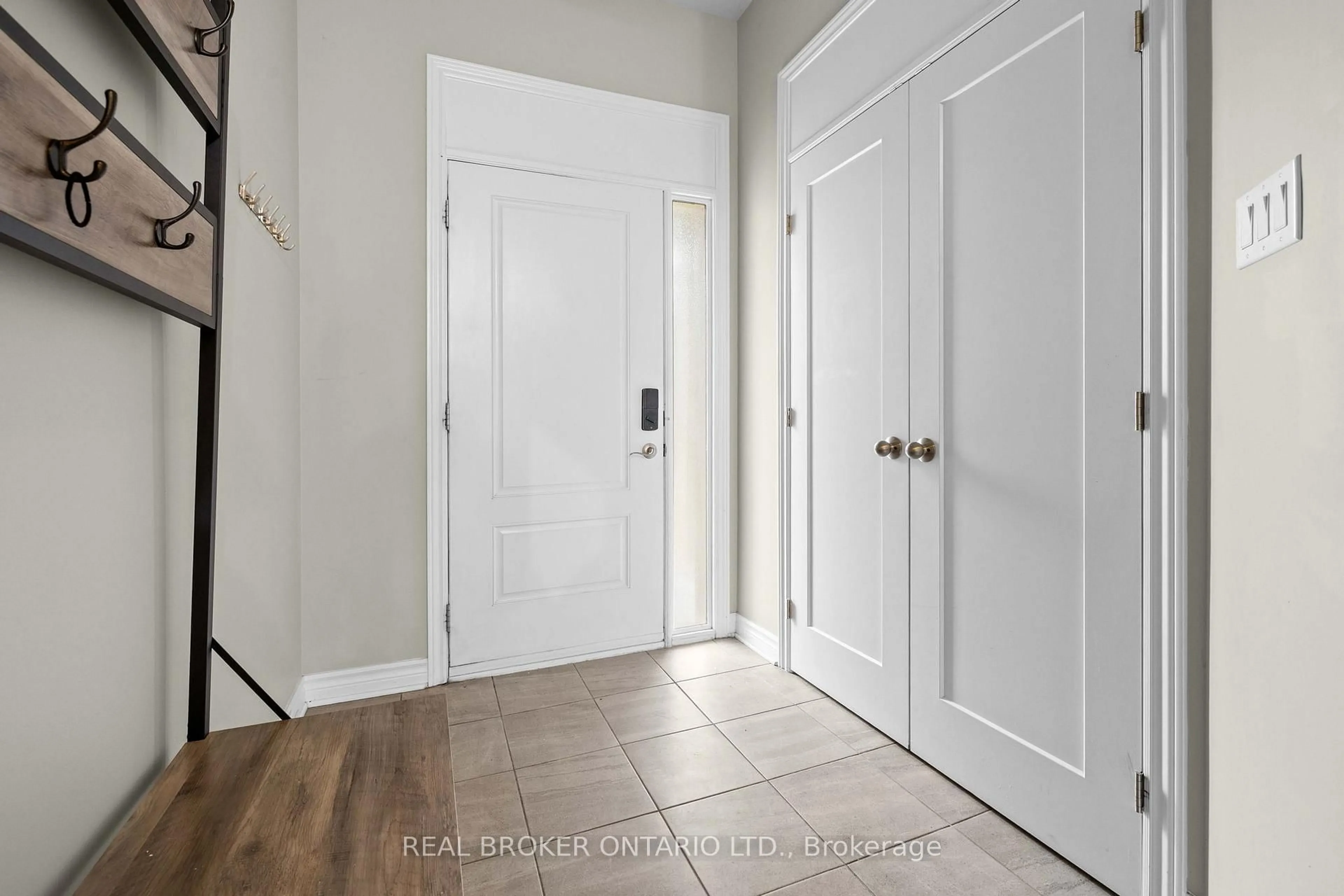 Indoor entryway for 838 Cedar Creek Dr, Ottawa Ontario K1T 0N6
