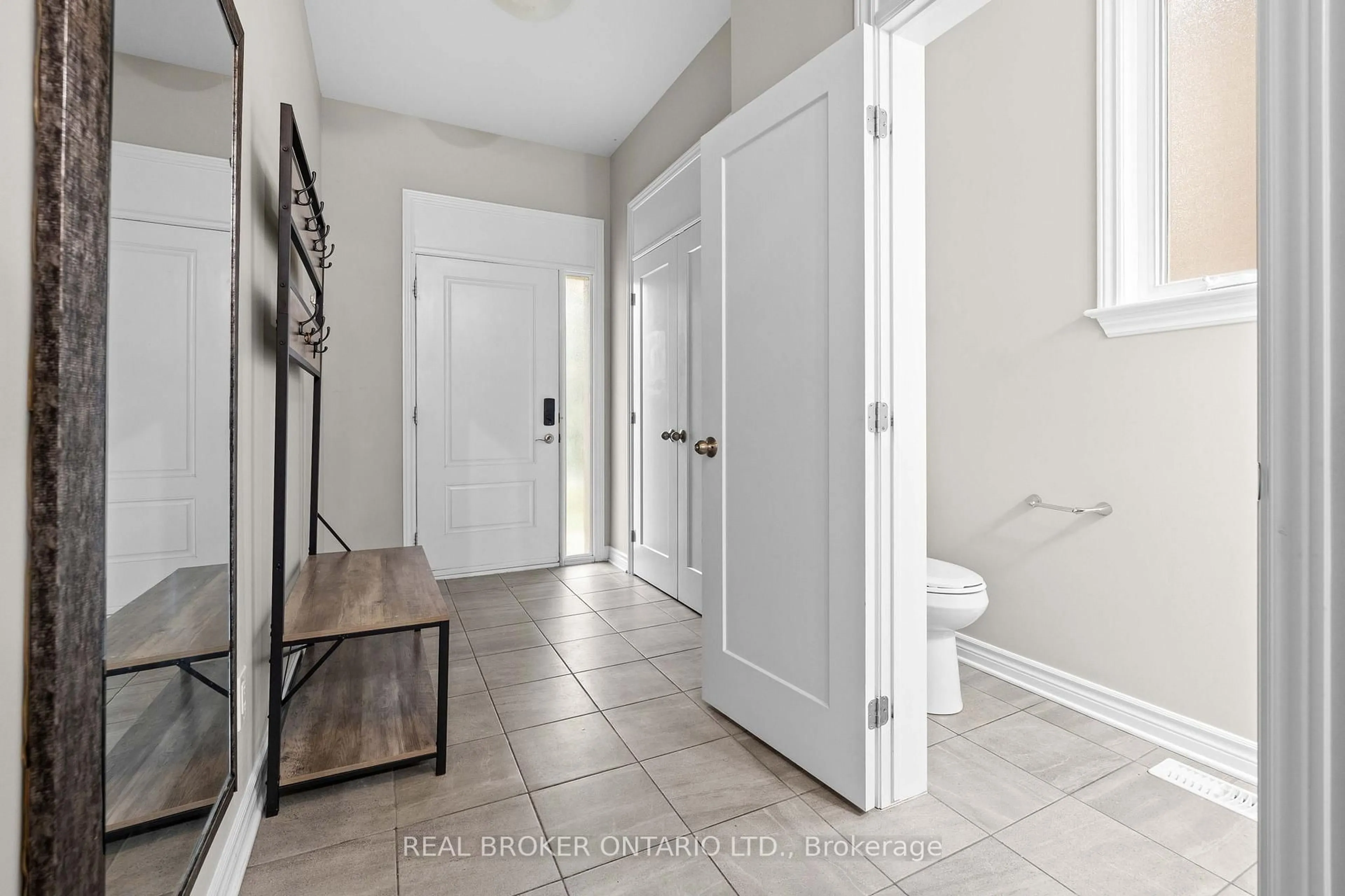 Indoor entryway for 838 Cedar Creek Dr, Ottawa Ontario K1T 0N6