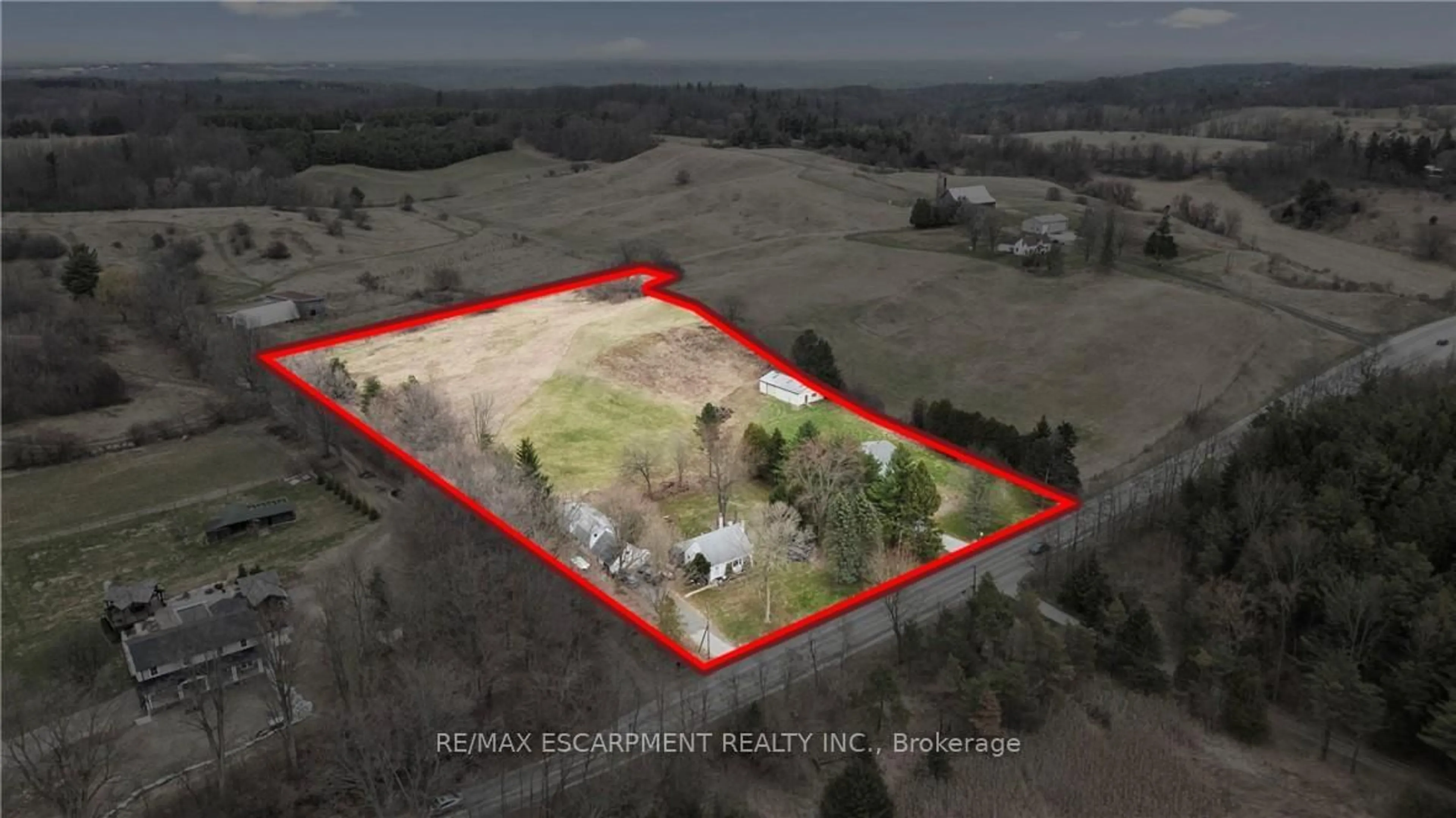 A pic from outside/outdoor area/front of a property/back of a property/a pic from drone, building for 867-855 JERSEYVILLE Rd, Hamilton Ontario L0R 1R0