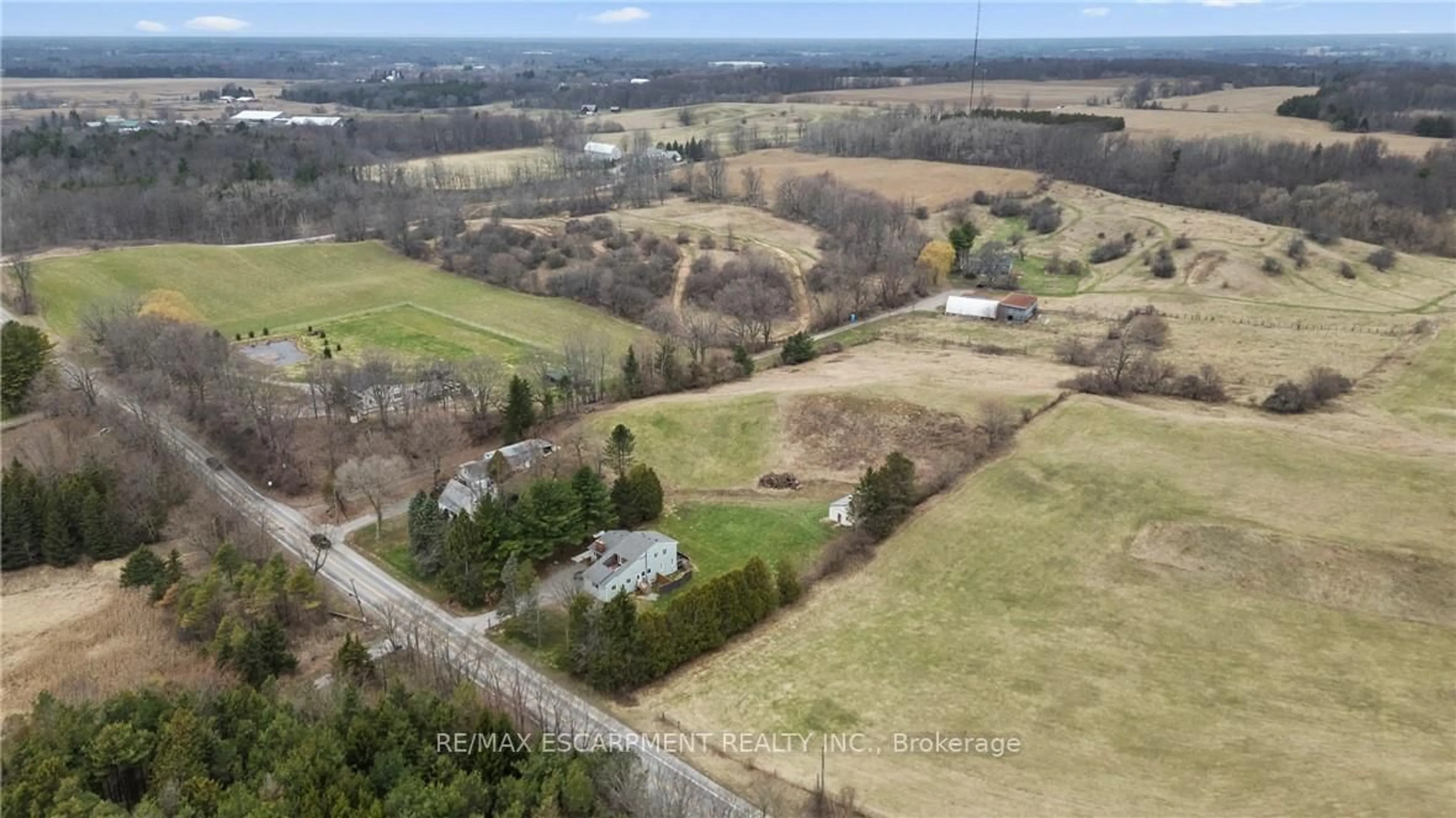 A pic from outside/outdoor area/front of a property/back of a property/a pic from drone, mountain view for 867-855 JERSEYVILLE Rd, Hamilton Ontario L0R 1R0
