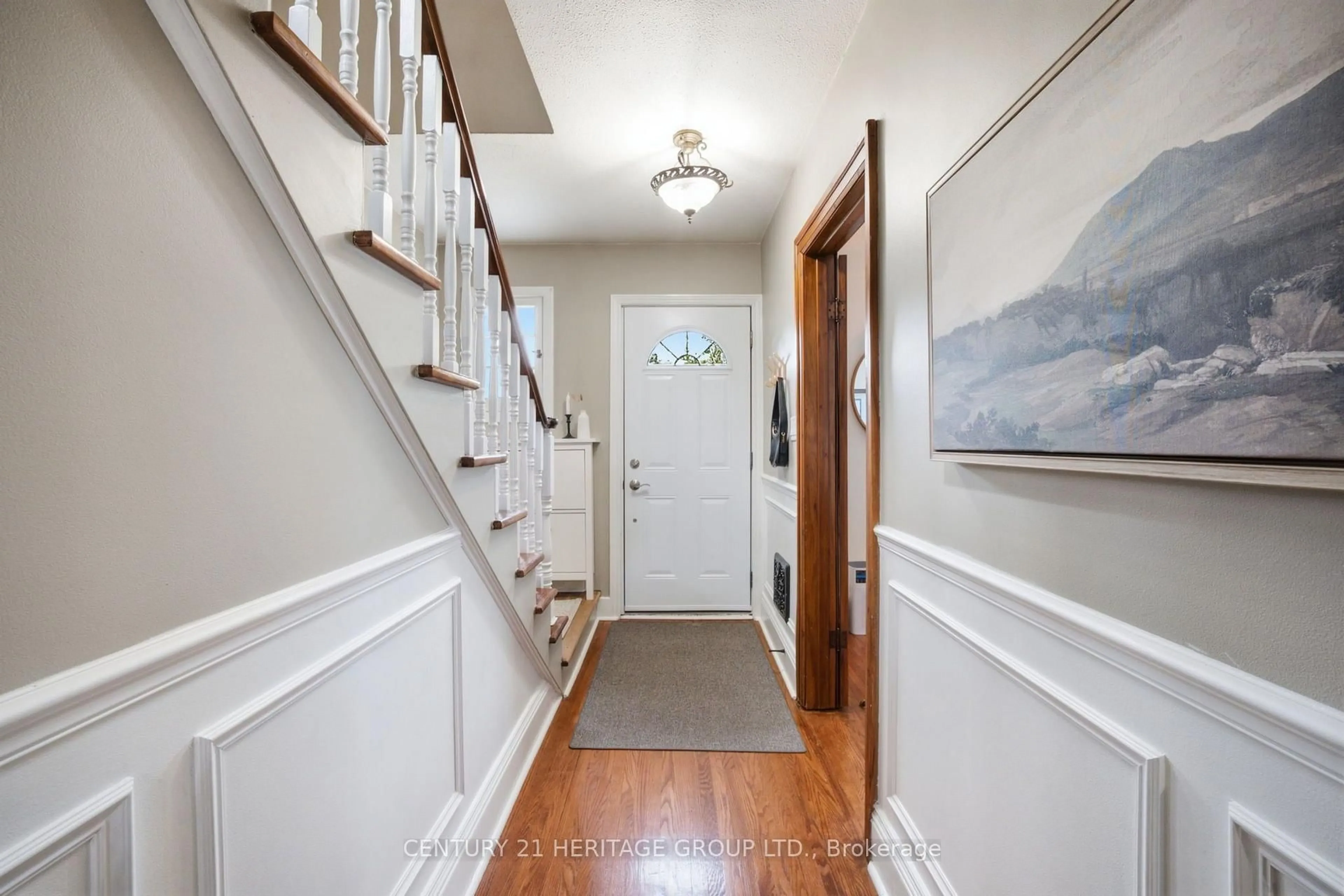 Indoor entryway for 19 East 34th St, Hamilton Ontario L8V 3W2