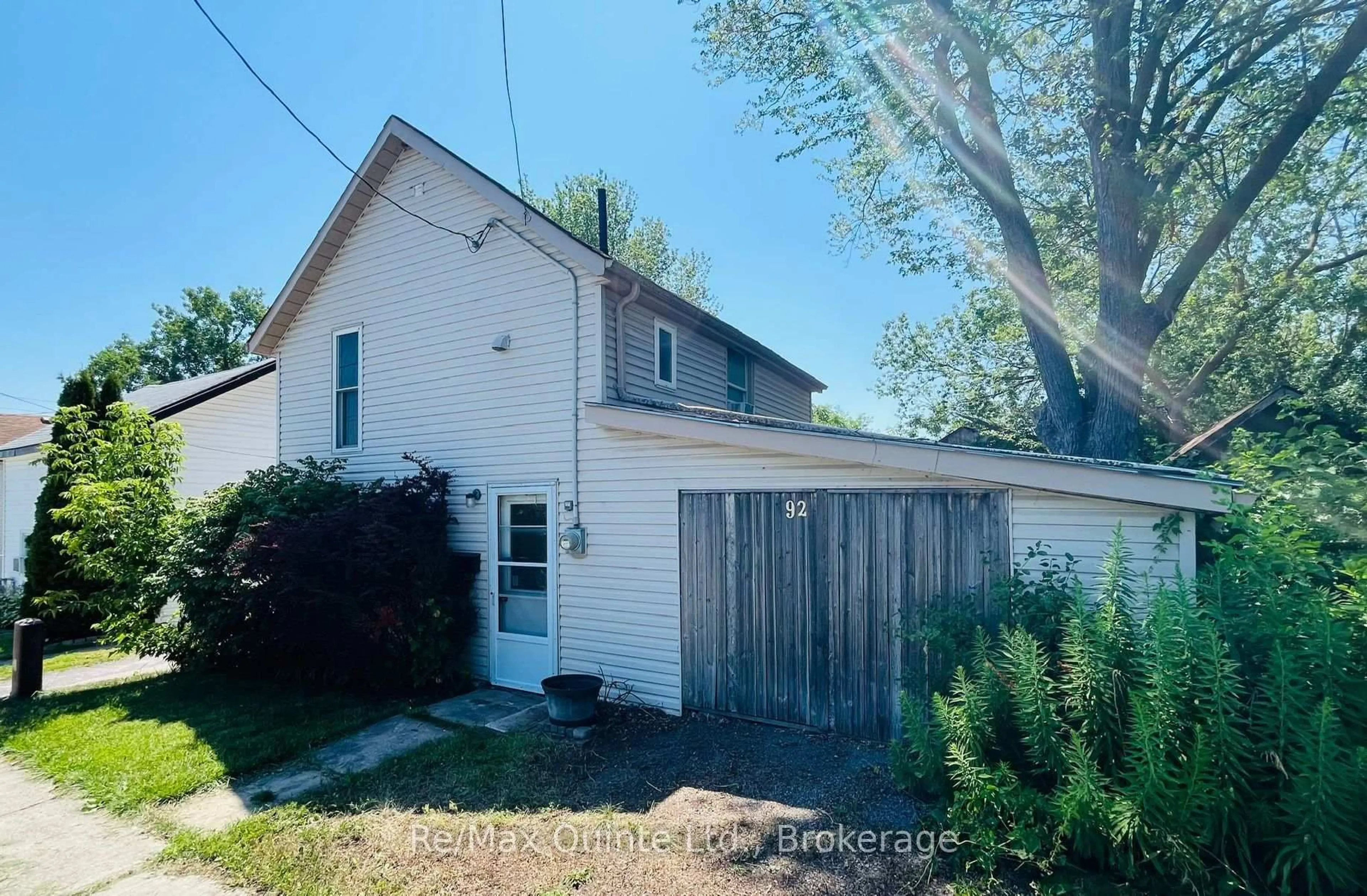 A pic from outside/outdoor area/front of a property/back of a property/a pic from drone, street for 92 Foster Ave, Belleville Ontario K8N 3P7