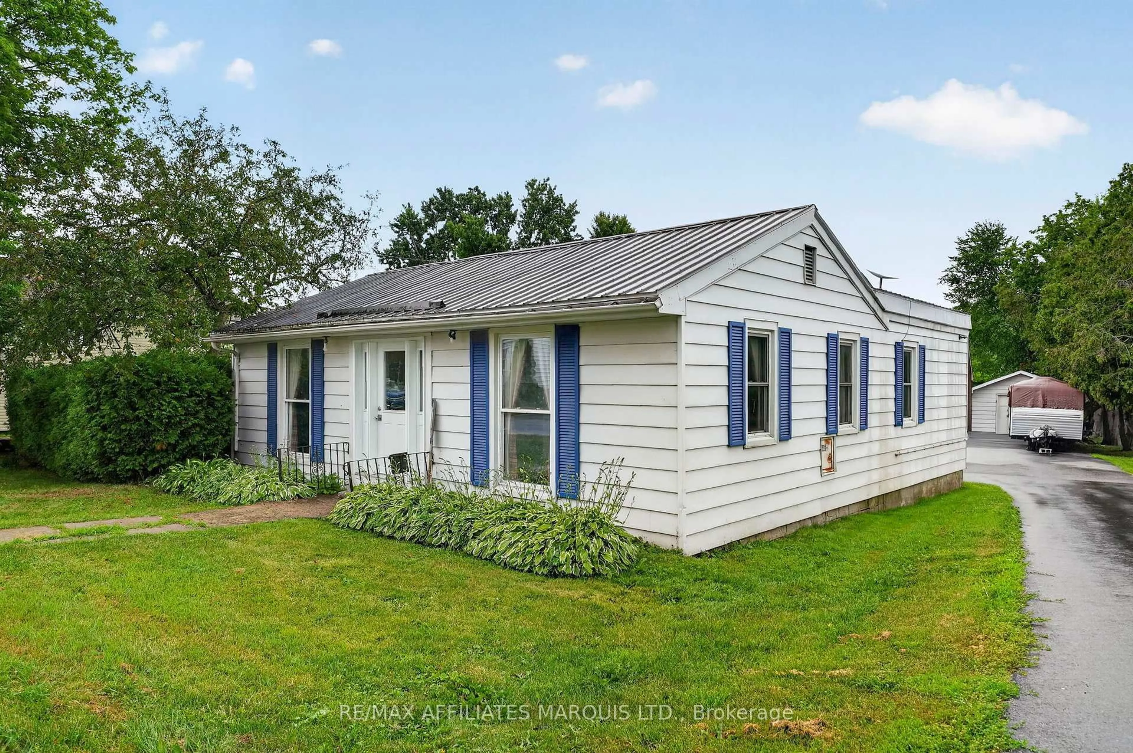 Home with vinyl exterior material, unknown for 4868 County Rd 20 Rd, South Glengarry Ontario K0C 1S0