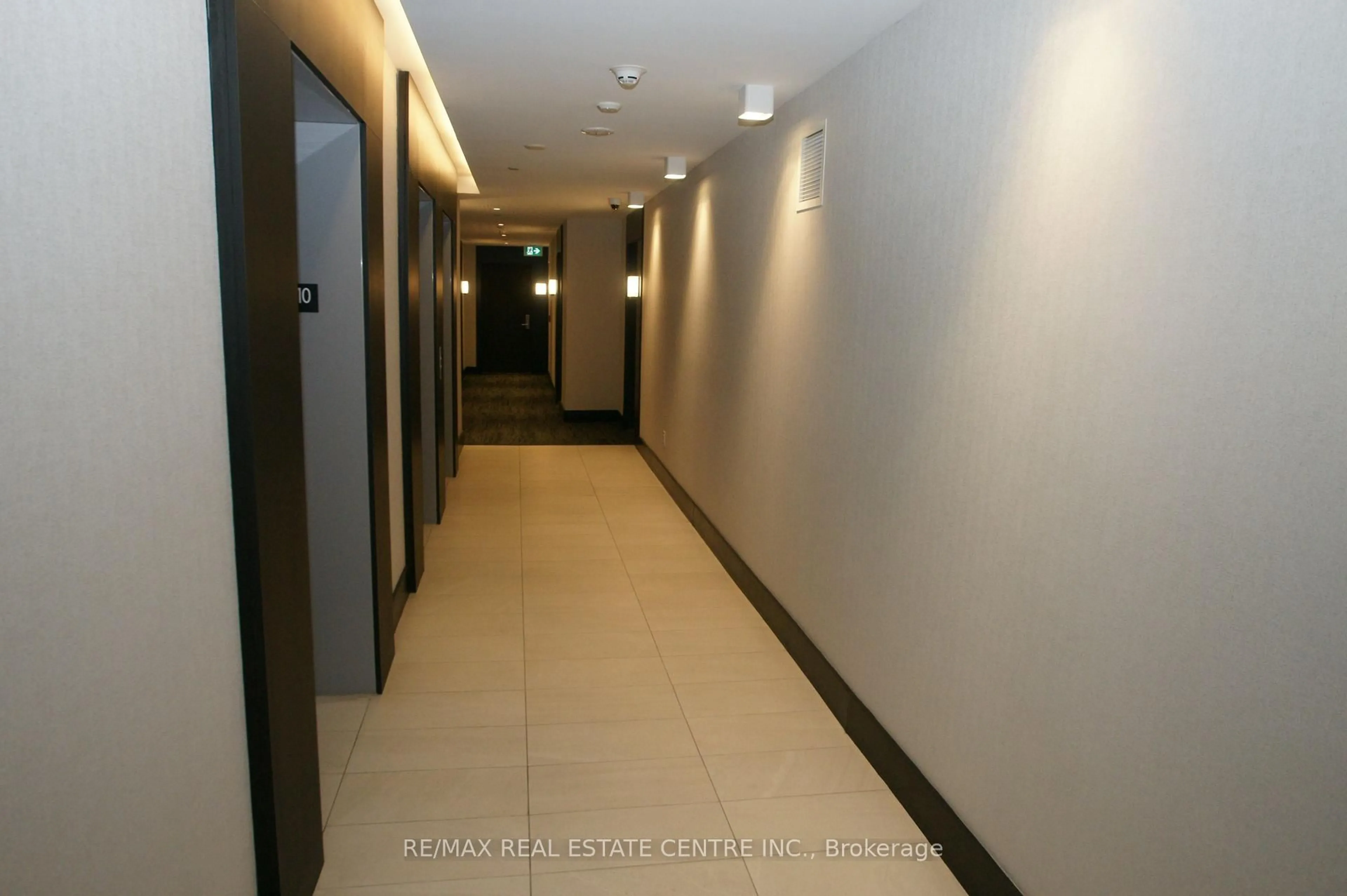 Indoor foyer for 55 Duke St #1006, Kitchener Ontario N2X 3H9