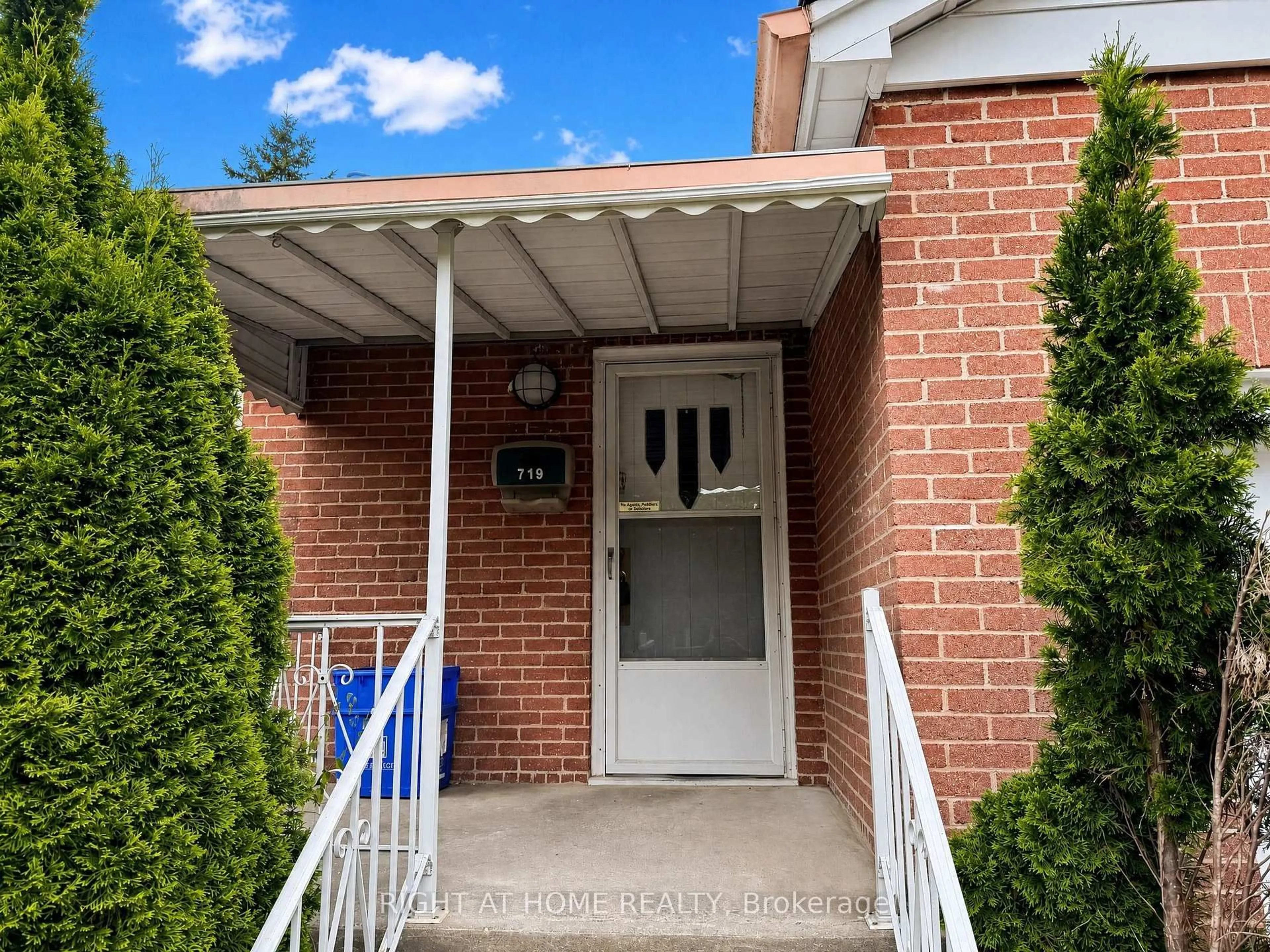 Unknown for 719 Rowntree Ave, London South Ontario N6C 2L9