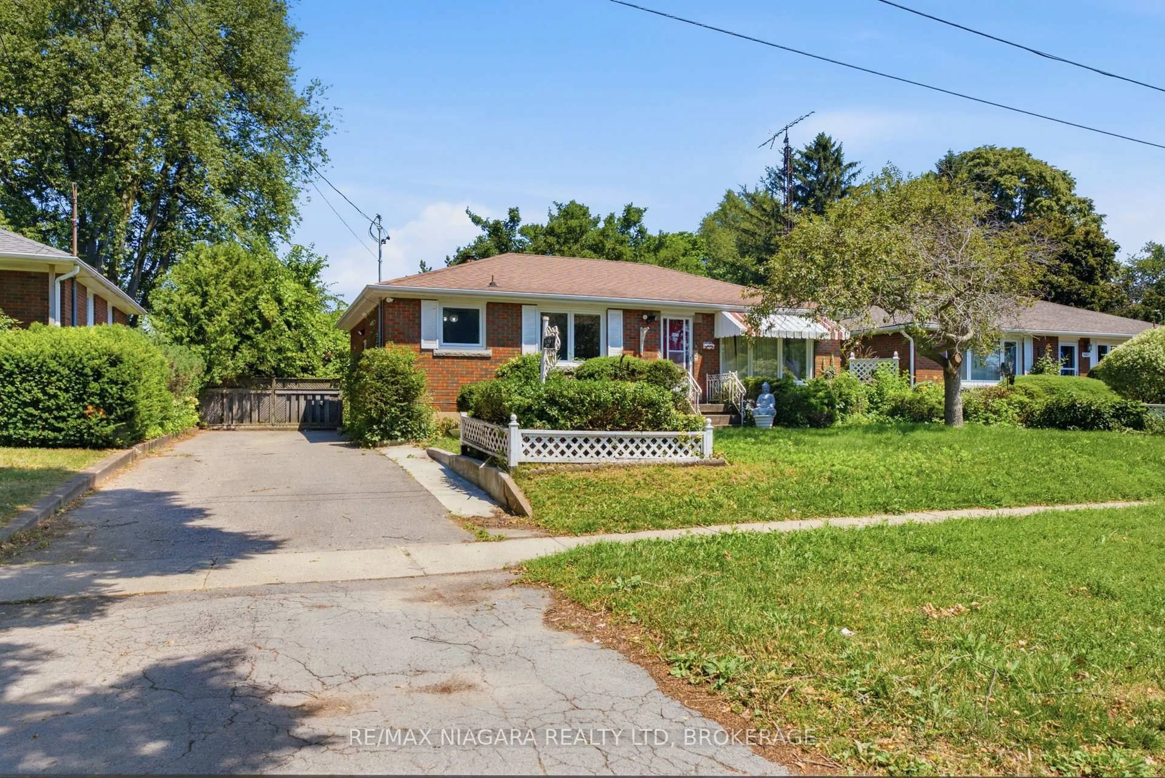 A pic from outside/outdoor area/front of a property/back of a property/a pic from drone, street for 6479 Brock St, Niagara Falls Ontario L2J 1W4