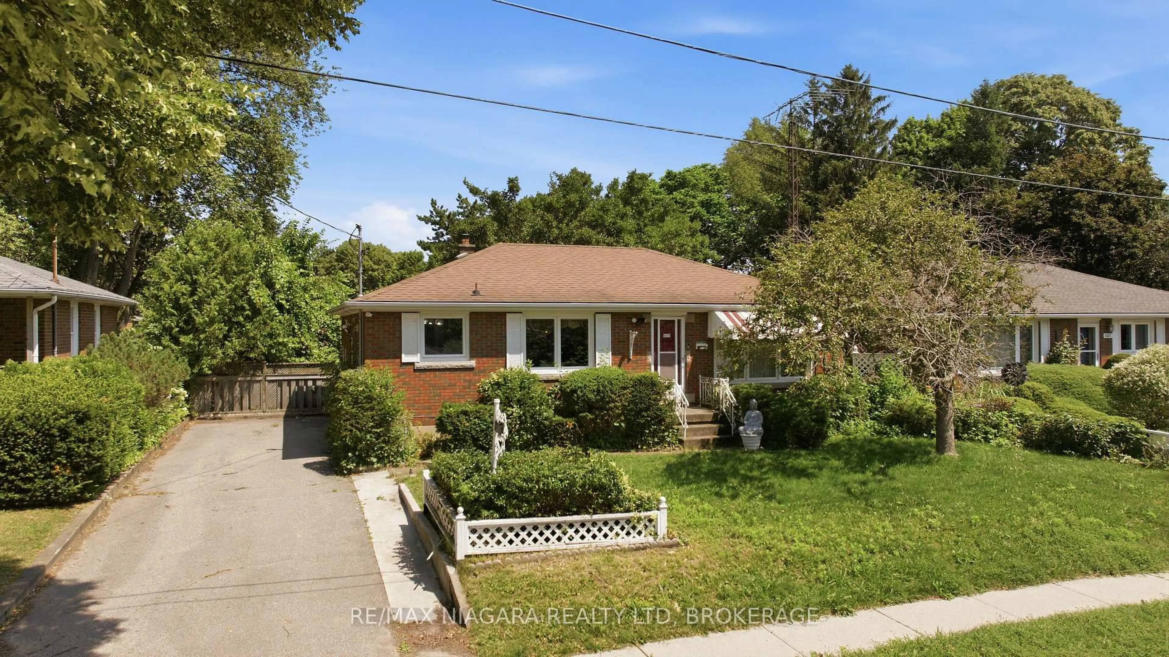 Home with brick exterior material, street for 6479 Brock St, Niagara Falls Ontario L2J 1W4