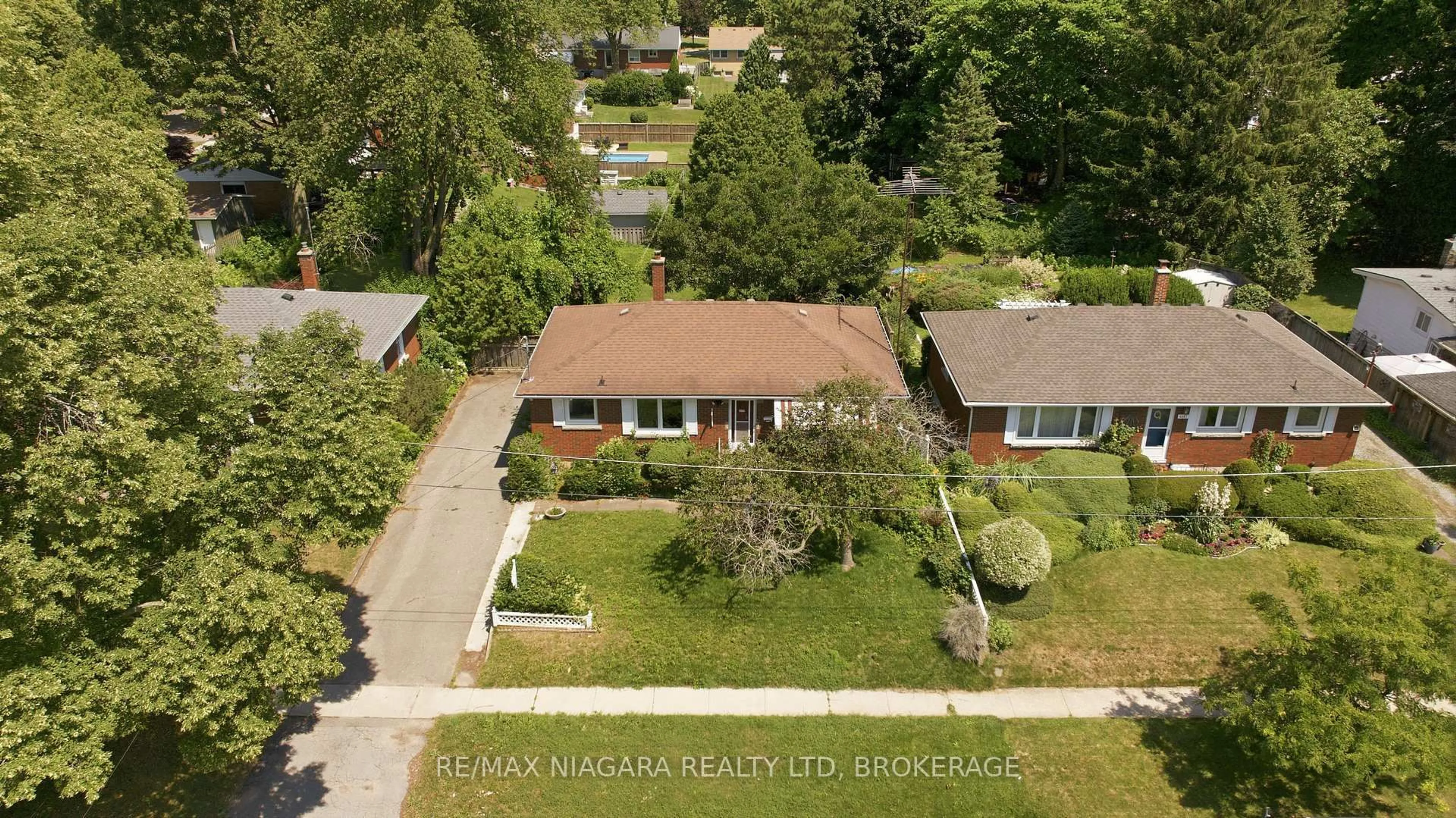 A pic from outside/outdoor area/front of a property/back of a property/a pic from drone, street for 6479 Brock St, Niagara Falls Ontario L2J 1W4