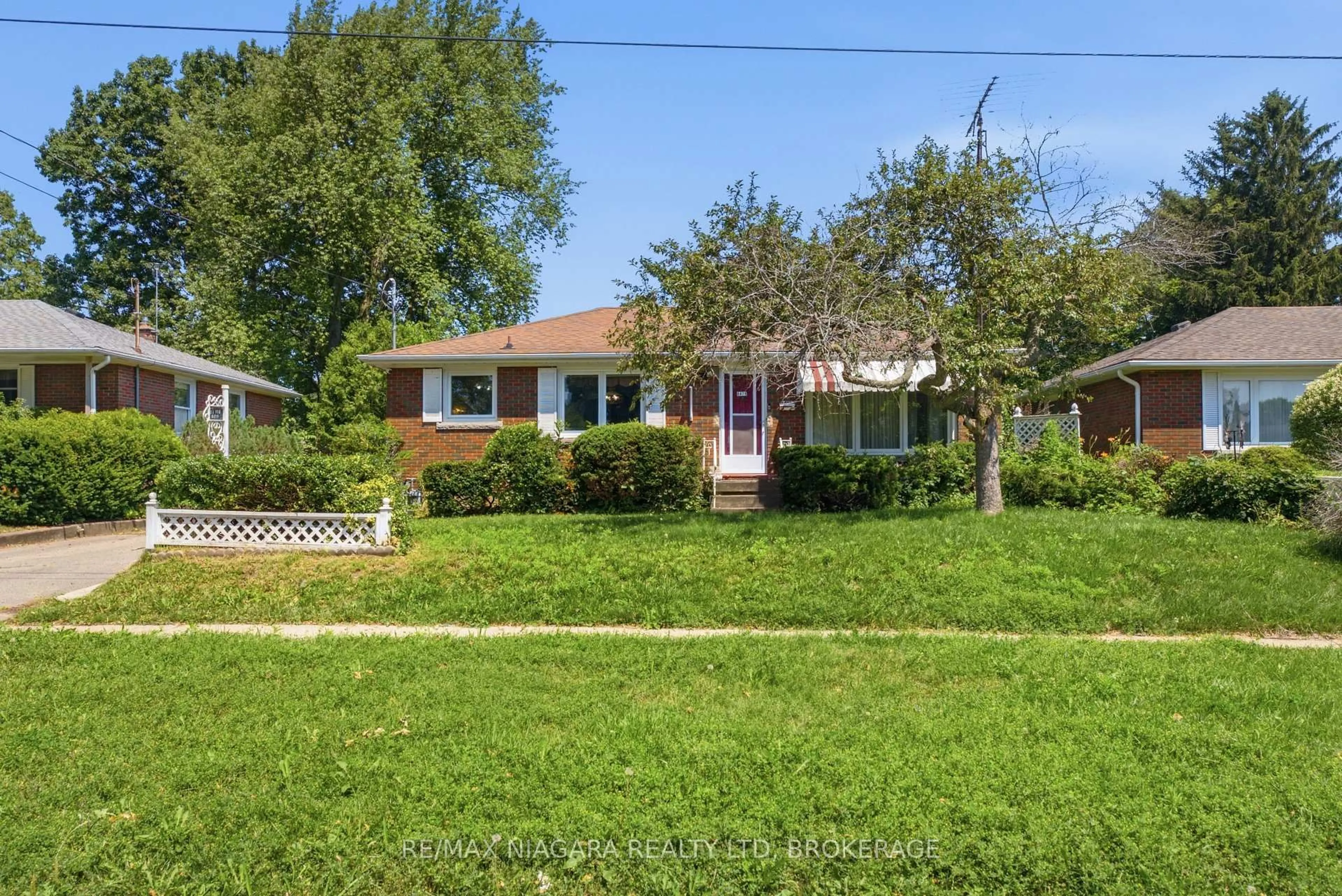 A pic from outside/outdoor area/front of a property/back of a property/a pic from drone, street for 6479 Brock St, Niagara Falls Ontario L2J 1W4