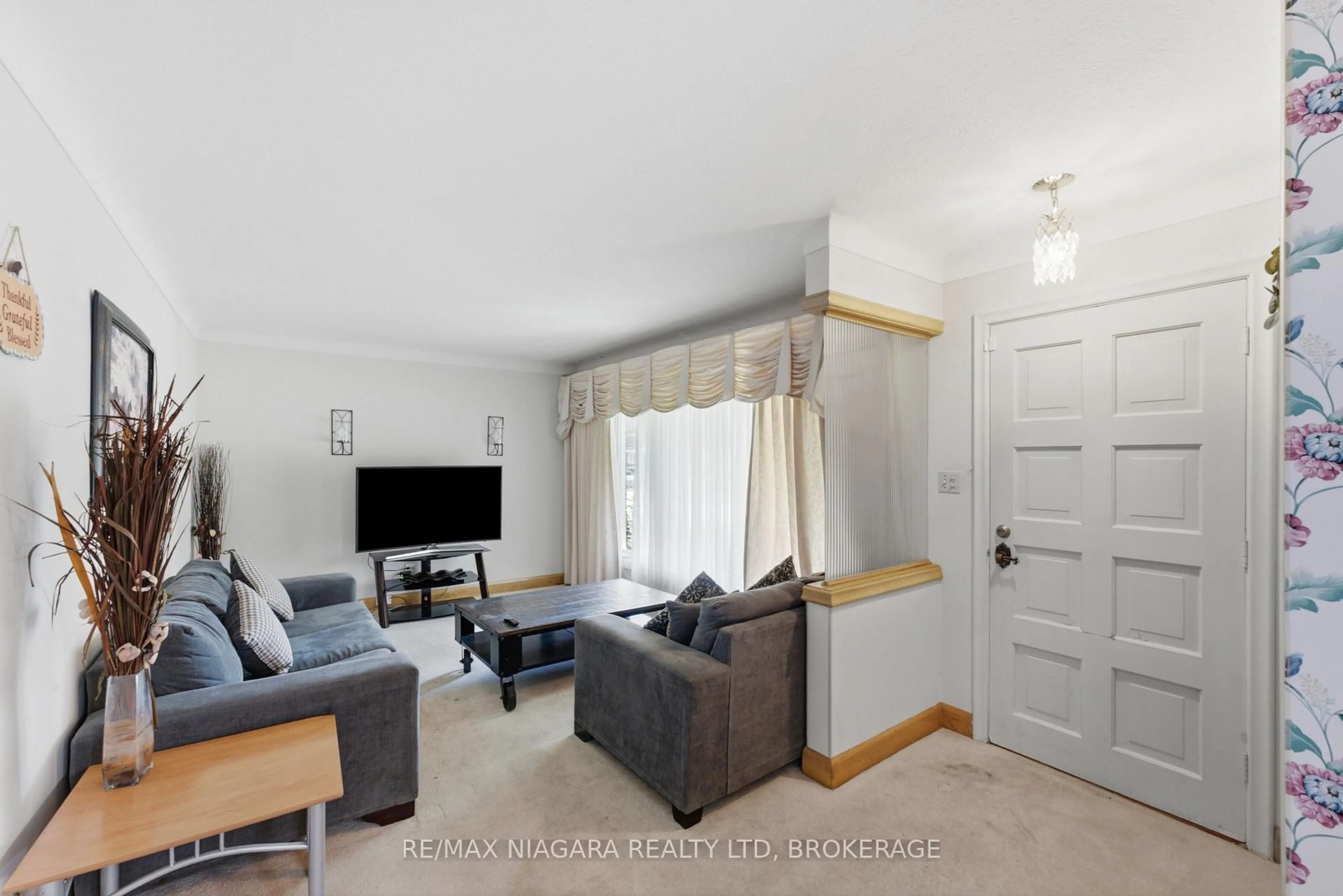 Living room with furniture, unknown for 6479 Brock St, Niagara Falls Ontario L2J 1W4