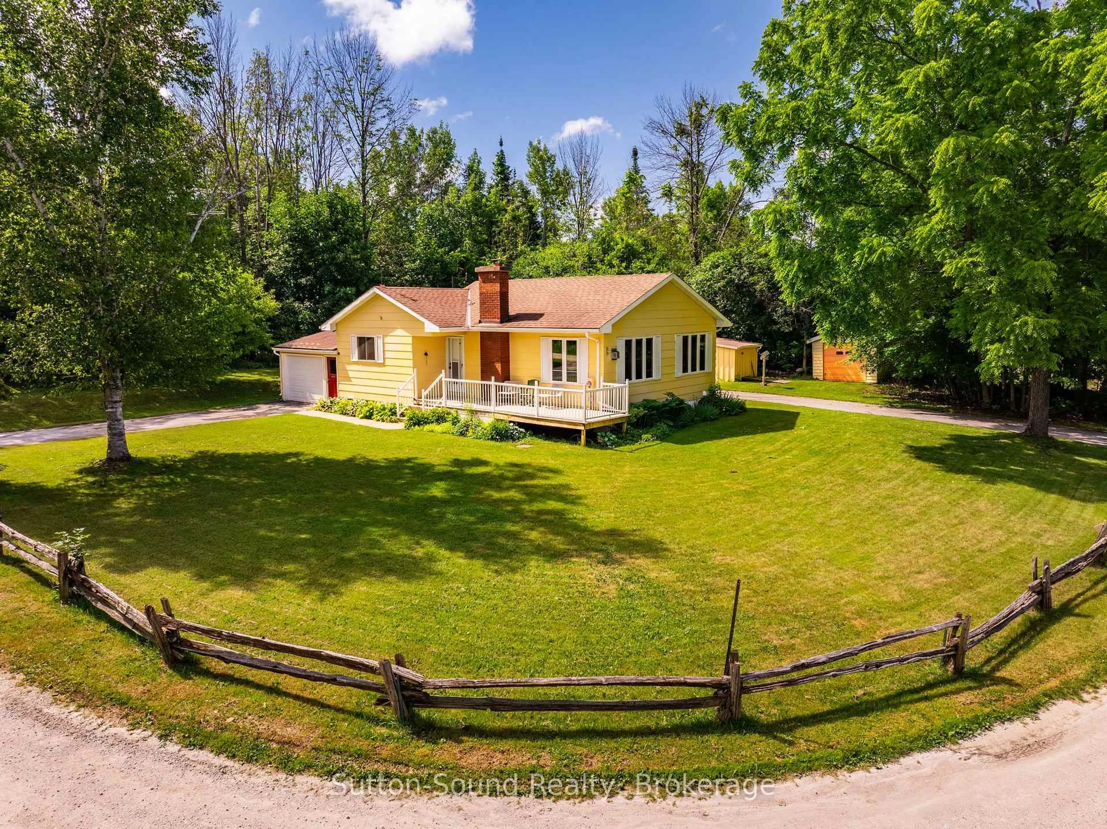 A pic from outside/outdoor area/front of a property/back of a property/a pic from drone, unknown for 125 Paradise Bay Rd, Meaford Ontario N0H 1B0
