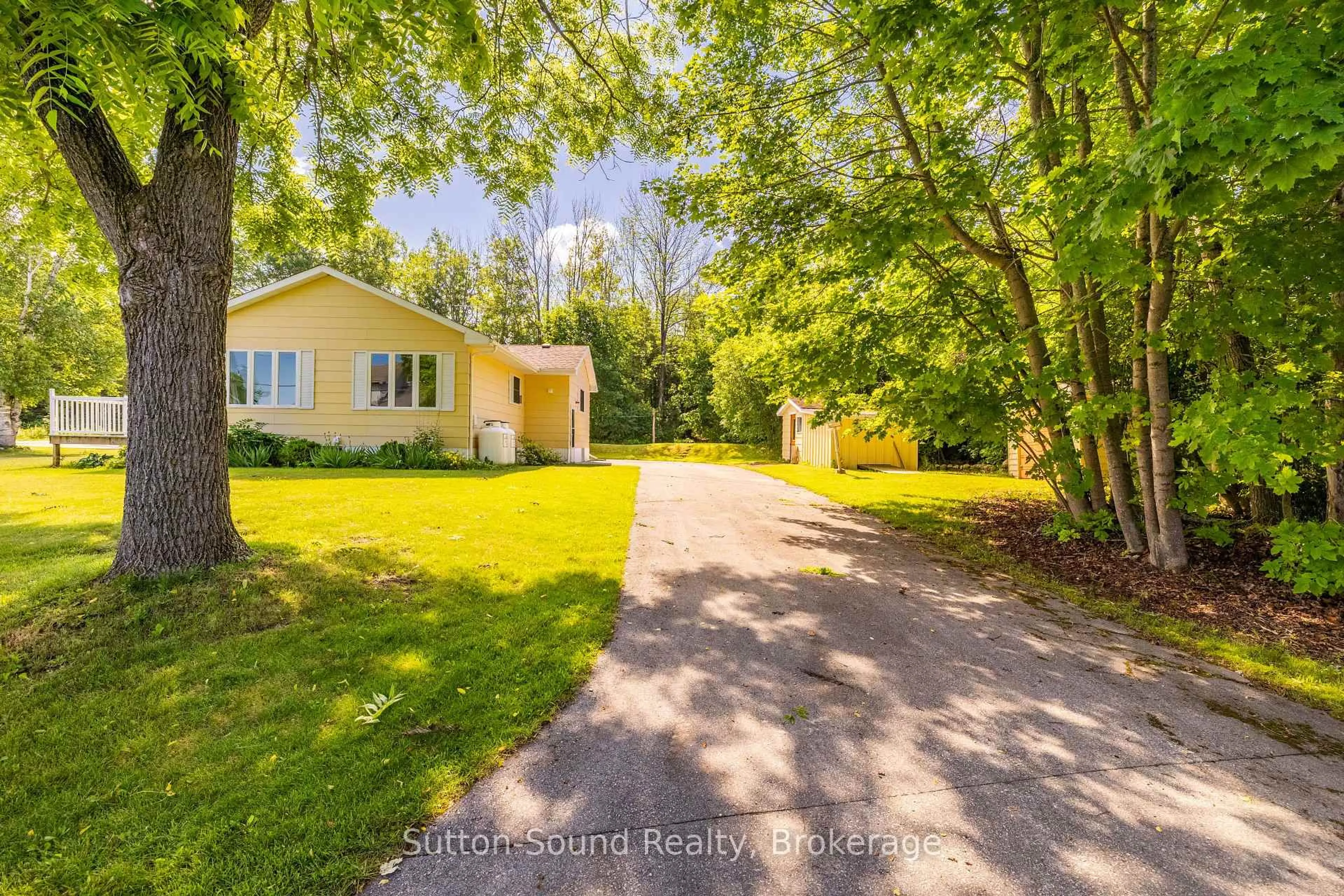 A pic from outside/outdoor area/front of a property/back of a property/a pic from drone, street for 125 Paradise Bay Rd, Meaford Ontario N0H 1B0