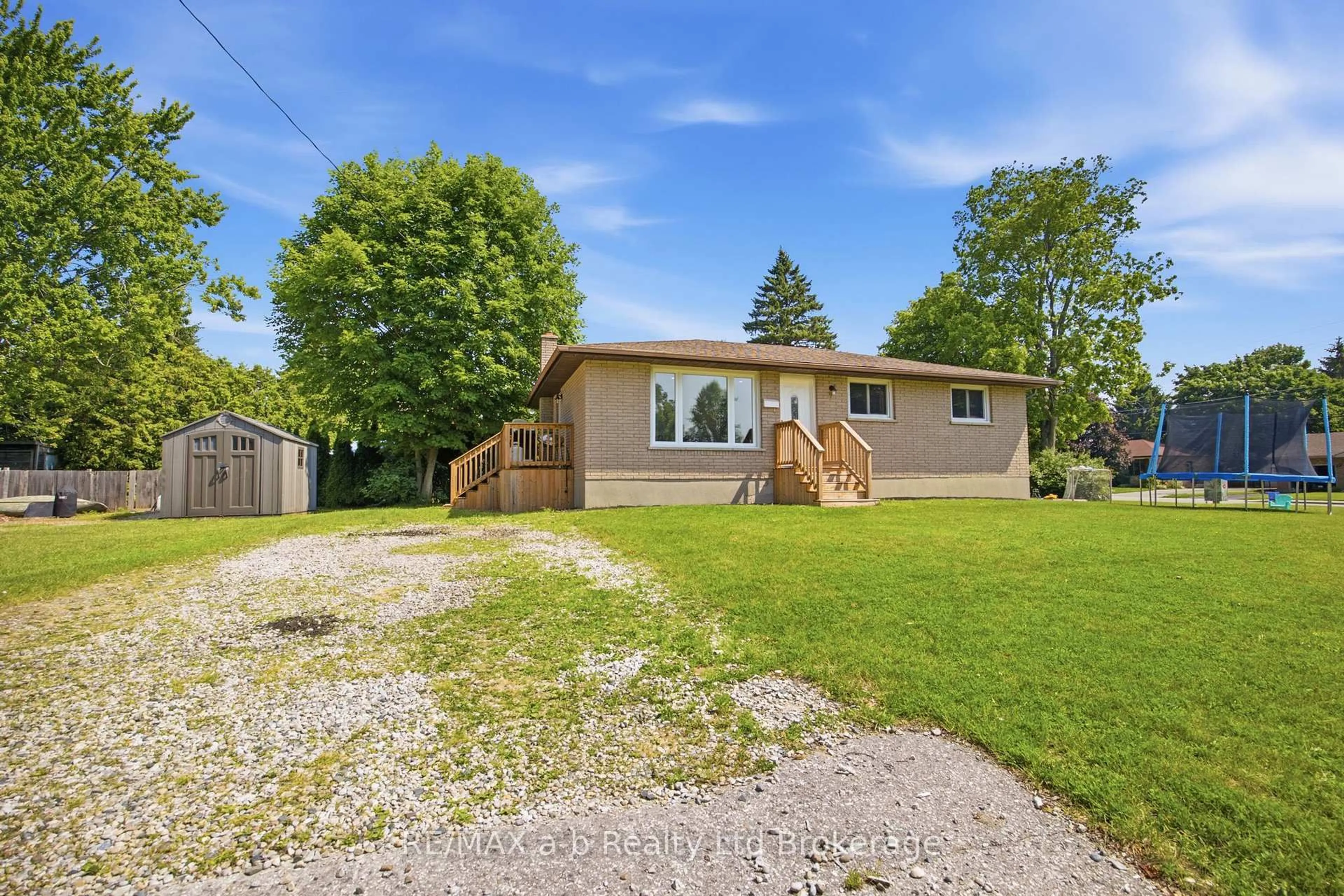 A pic from outside/outdoor area/front of a property/back of a property/a pic from drone, unknown for 7 Marchant St, Aylmer Ontario N5H 1V5