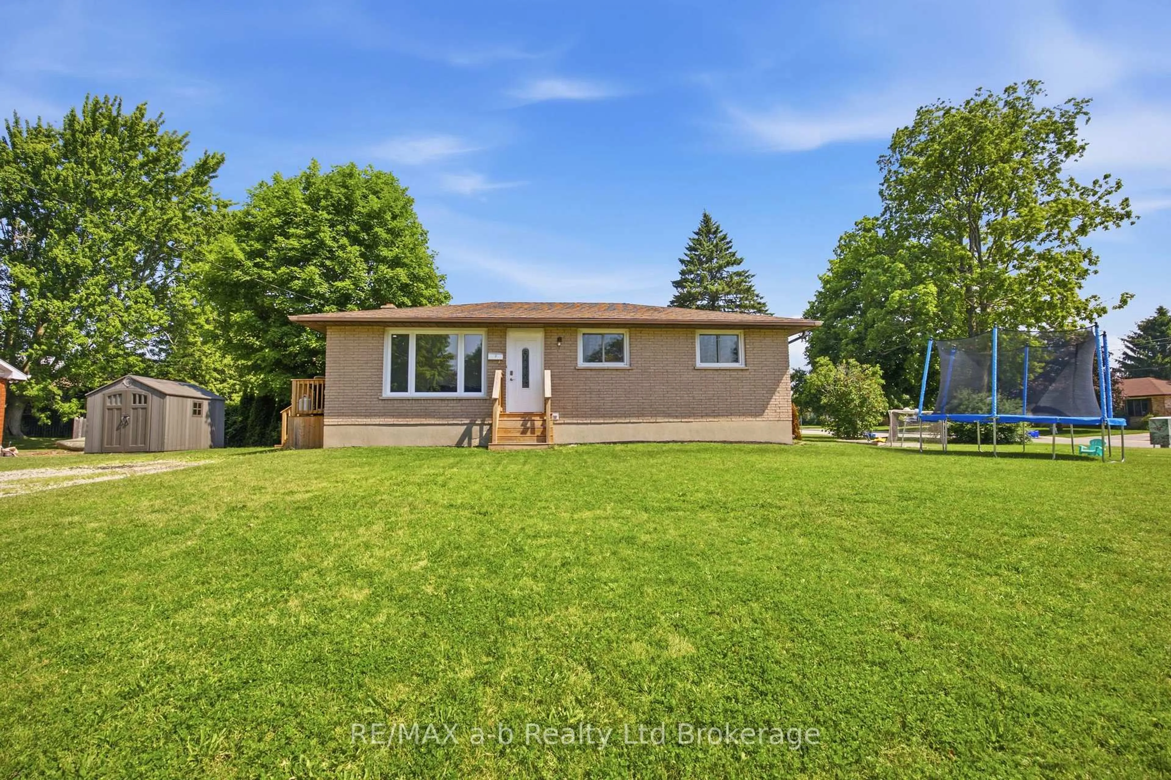 A pic from outside/outdoor area/front of a property/back of a property/a pic from drone, street for 7 Marchant St, Aylmer Ontario N5H 1V5