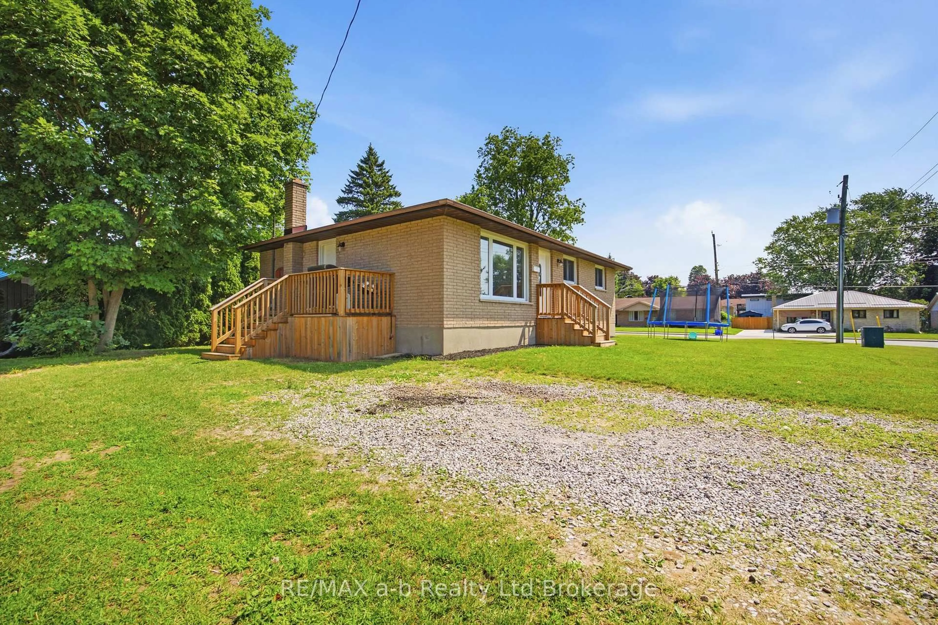 A pic from outside/outdoor area/front of a property/back of a property/a pic from drone, unknown for 7 Marchant St, Aylmer Ontario N5H 1V5
