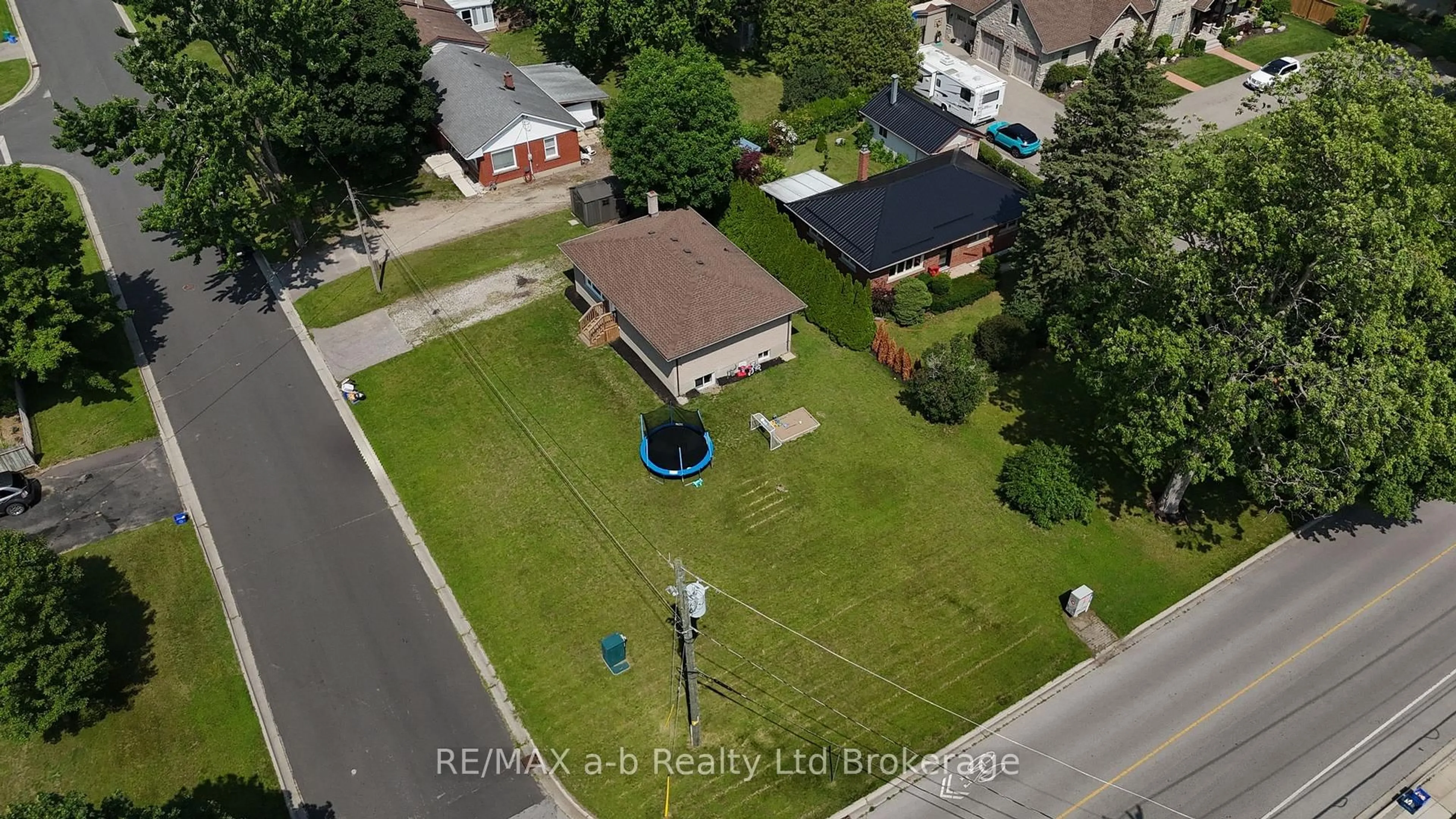 A pic from outside/outdoor area/front of a property/back of a property/a pic from drone, street for 7 Marchant St, Aylmer Ontario N5H 1V5