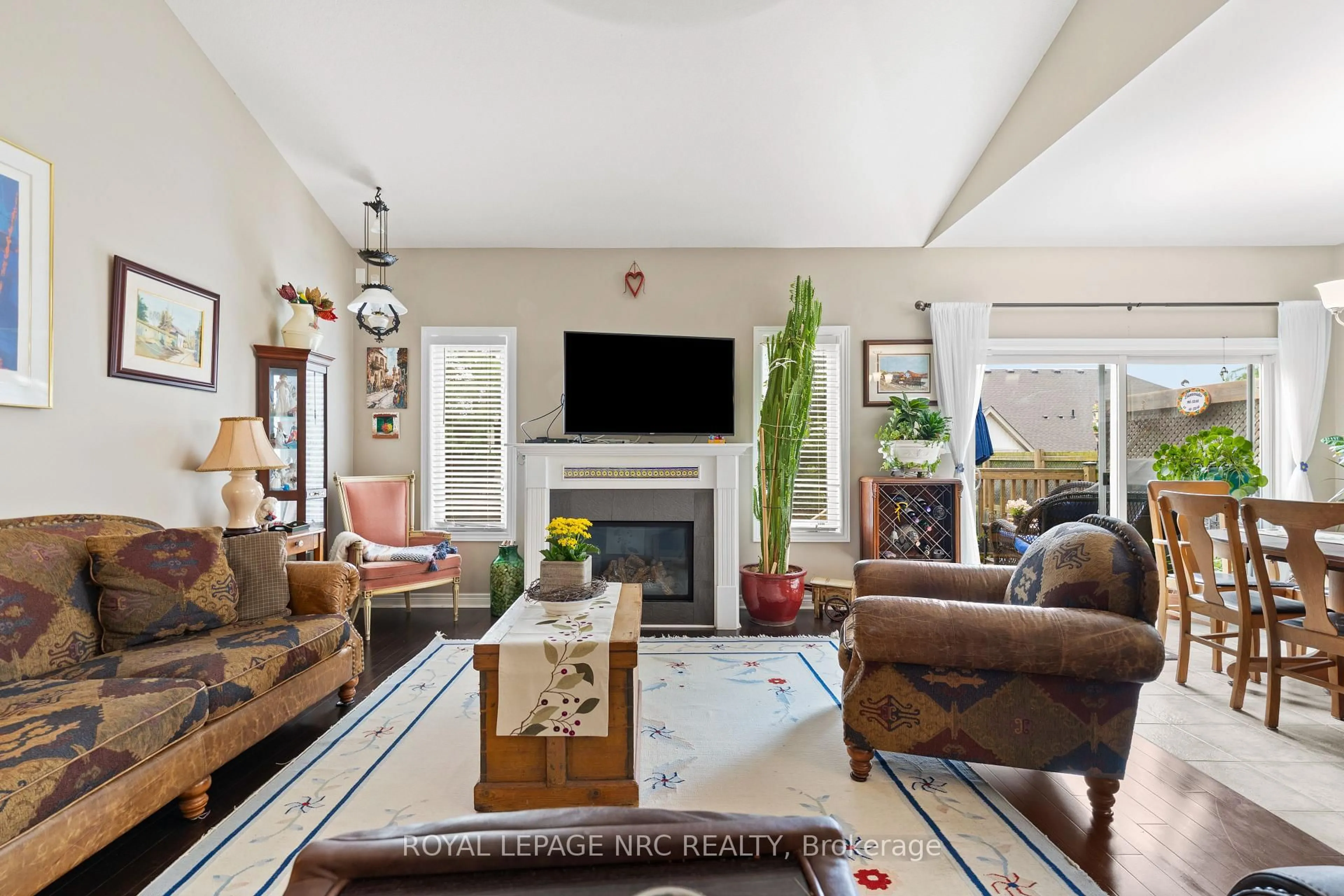 Living room with furniture, unknown for 15 Fisher Dr, Niagara-on-the-Lake Ontario L0S 1T0